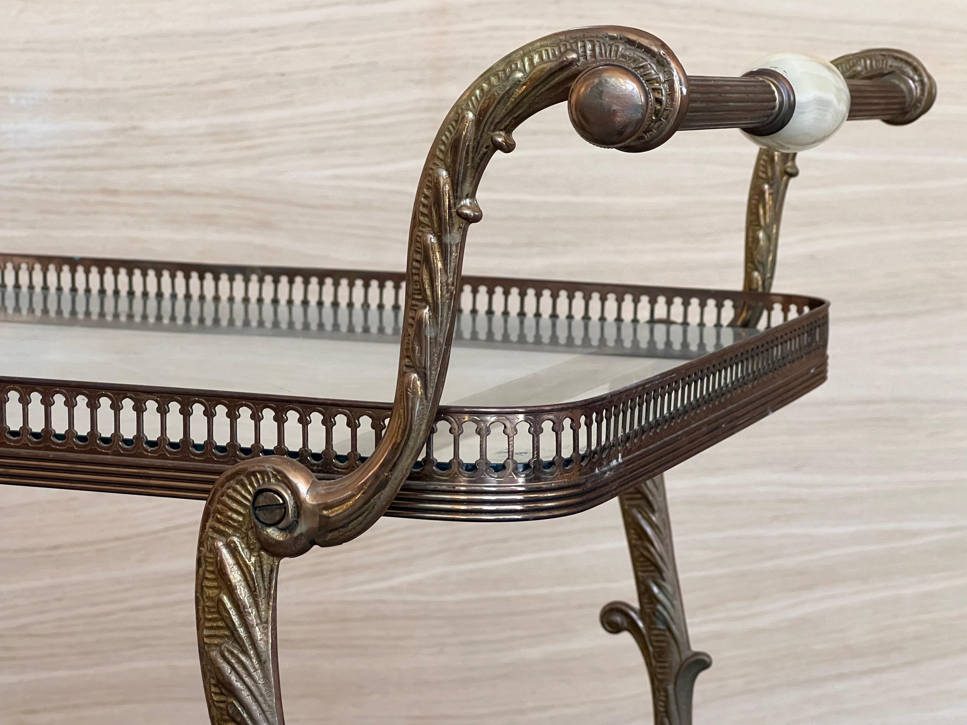 Chariot de bar ou de thé à deux niveaux en bronze baroque en vente 2