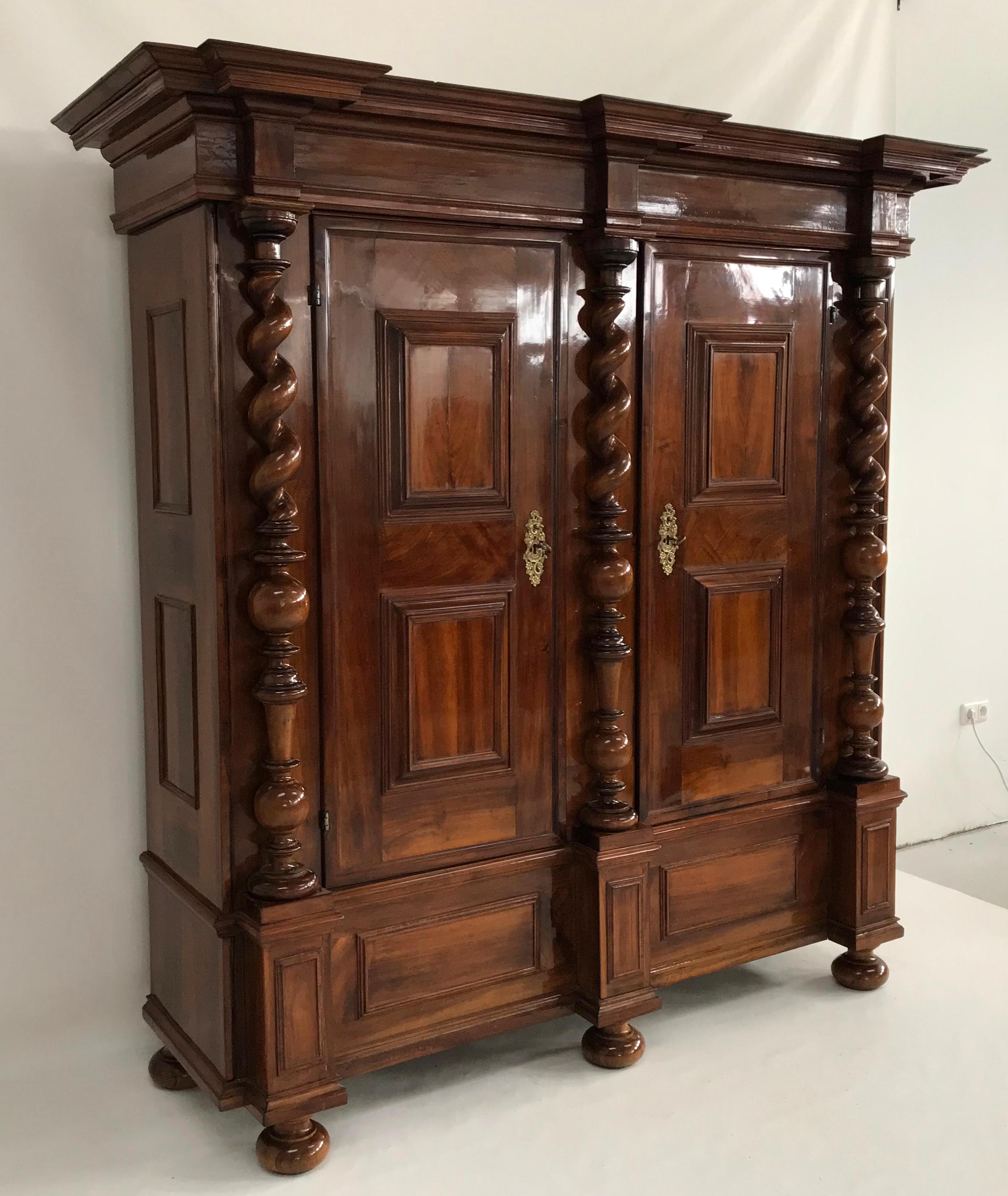 Baroque cabinet from the city of Ulm, Baden-Württemberg, southern Germany, 1720s. Made of solid walnut.

Authentic collector's item. Spherical feet, pedestal floor divided by pedestals, pilaster strips with three mighty columns turned in the upper