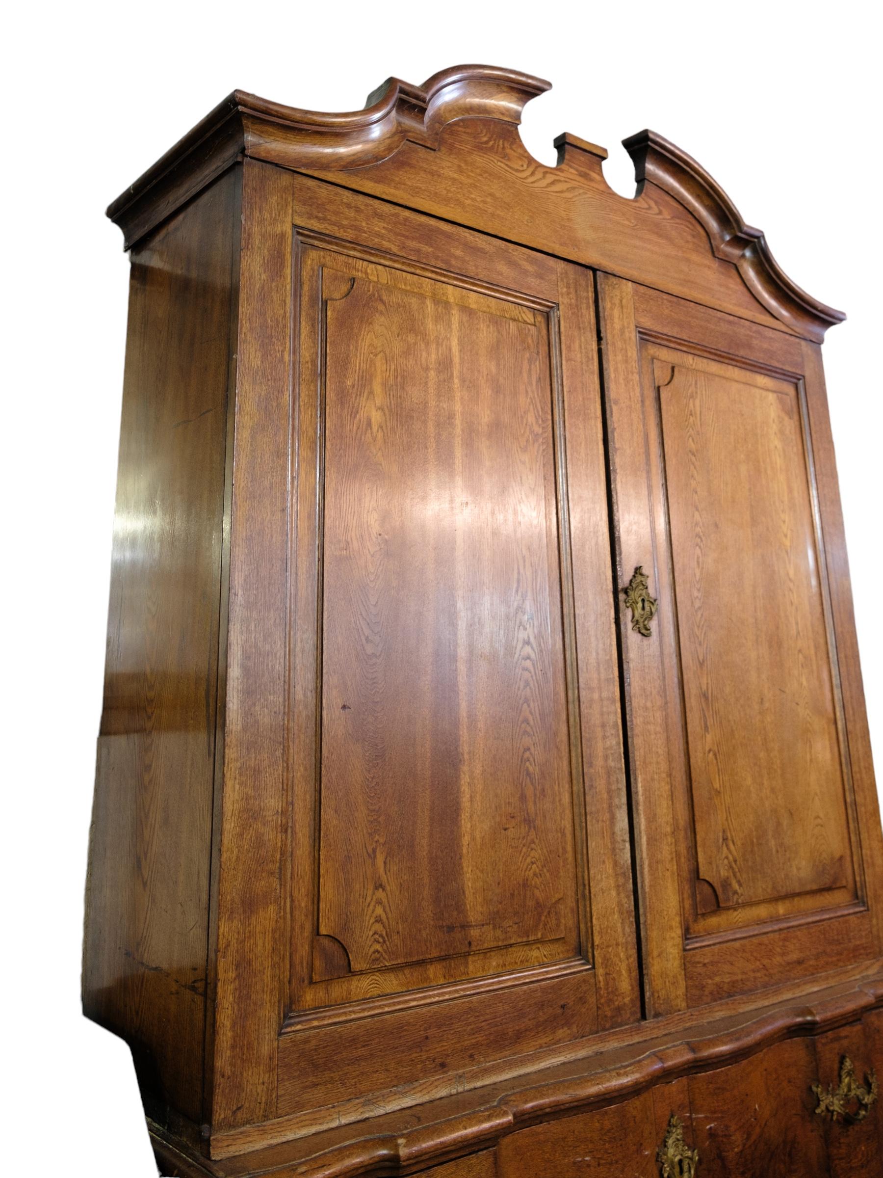 Baroque cabinet with drawers made of baroque oak from 1740. A piece of furniture of very high quality
Measurements in cm: H:257 W:152 D:52