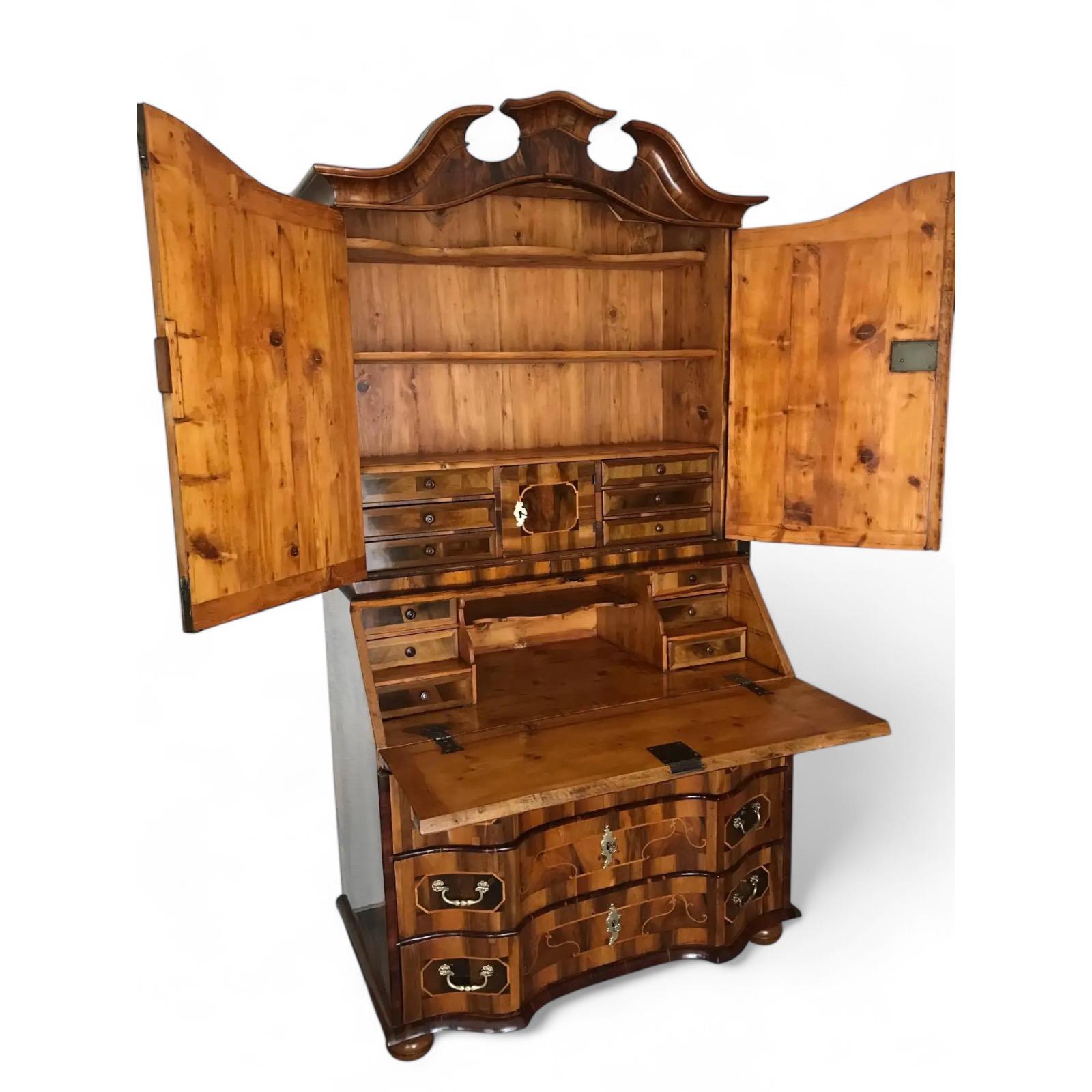 Aggiungi un'eleganza senza tempo alla tua casa o al tuo ufficio con questo originale mobile barocco con scrivania integrata, realizzato in Germania nel 1750 circa. Questo squisito pezzo proviene dalla regione di Brunswick, rinomata per la sua