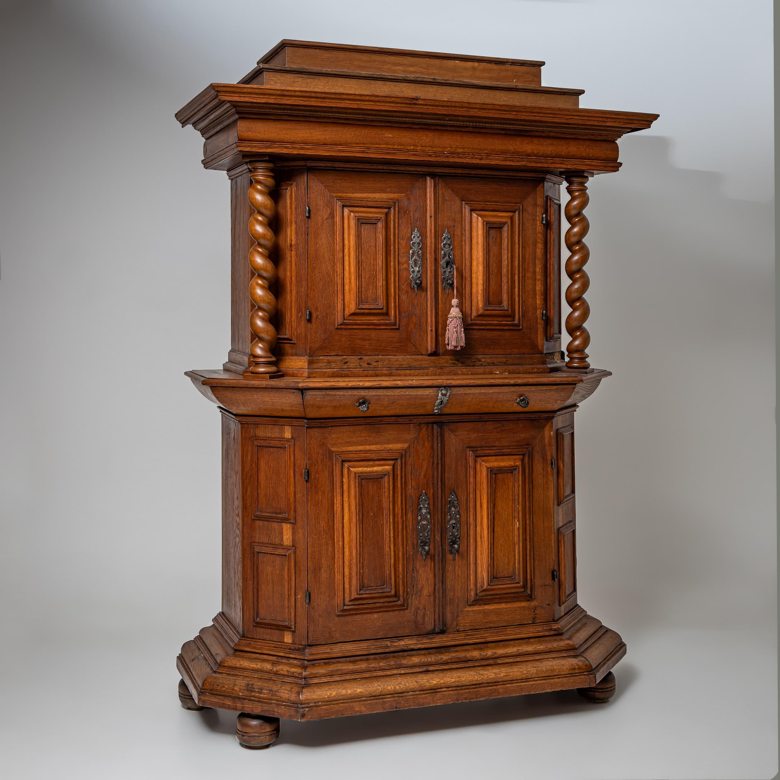 Armario Barroco con Columnas Torneadas, Siglo XVIII en venta 5