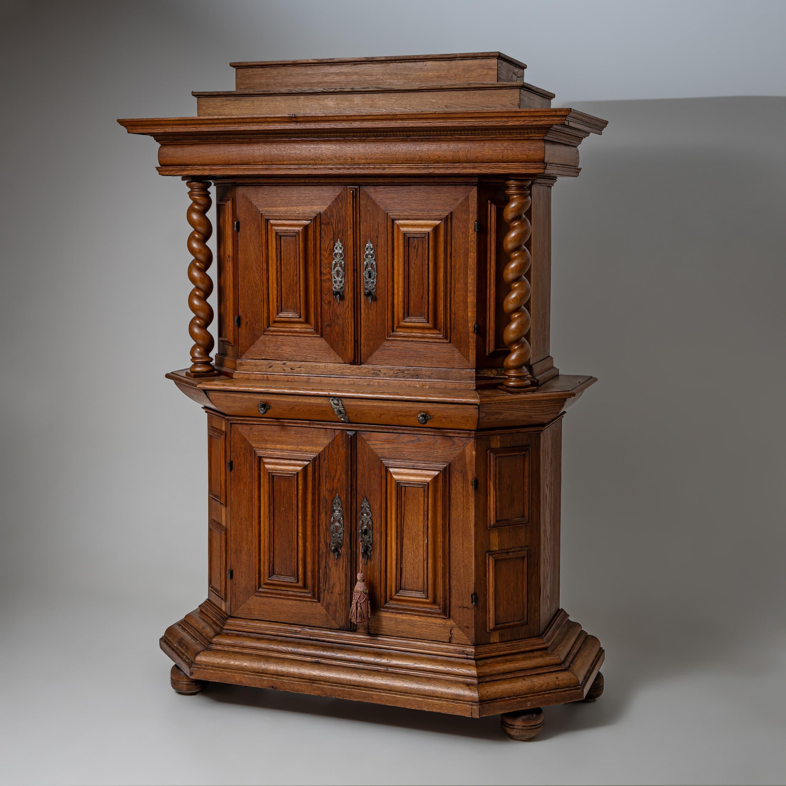 Armario Barroco con Columnas Torneadas, Siglo XVIII en venta 6