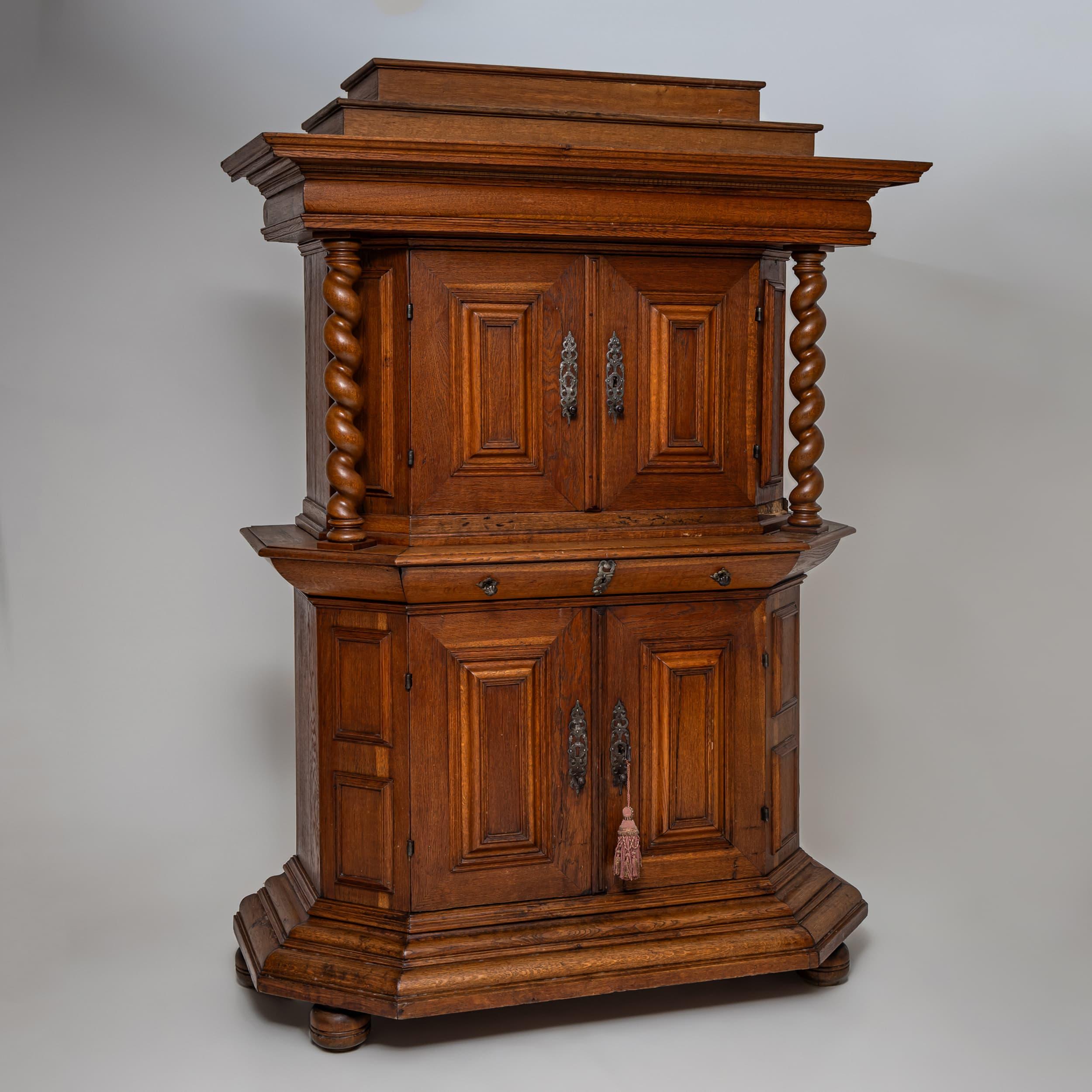 Armario Barroco con Columnas Torneadas, Siglo XVIII en venta 7