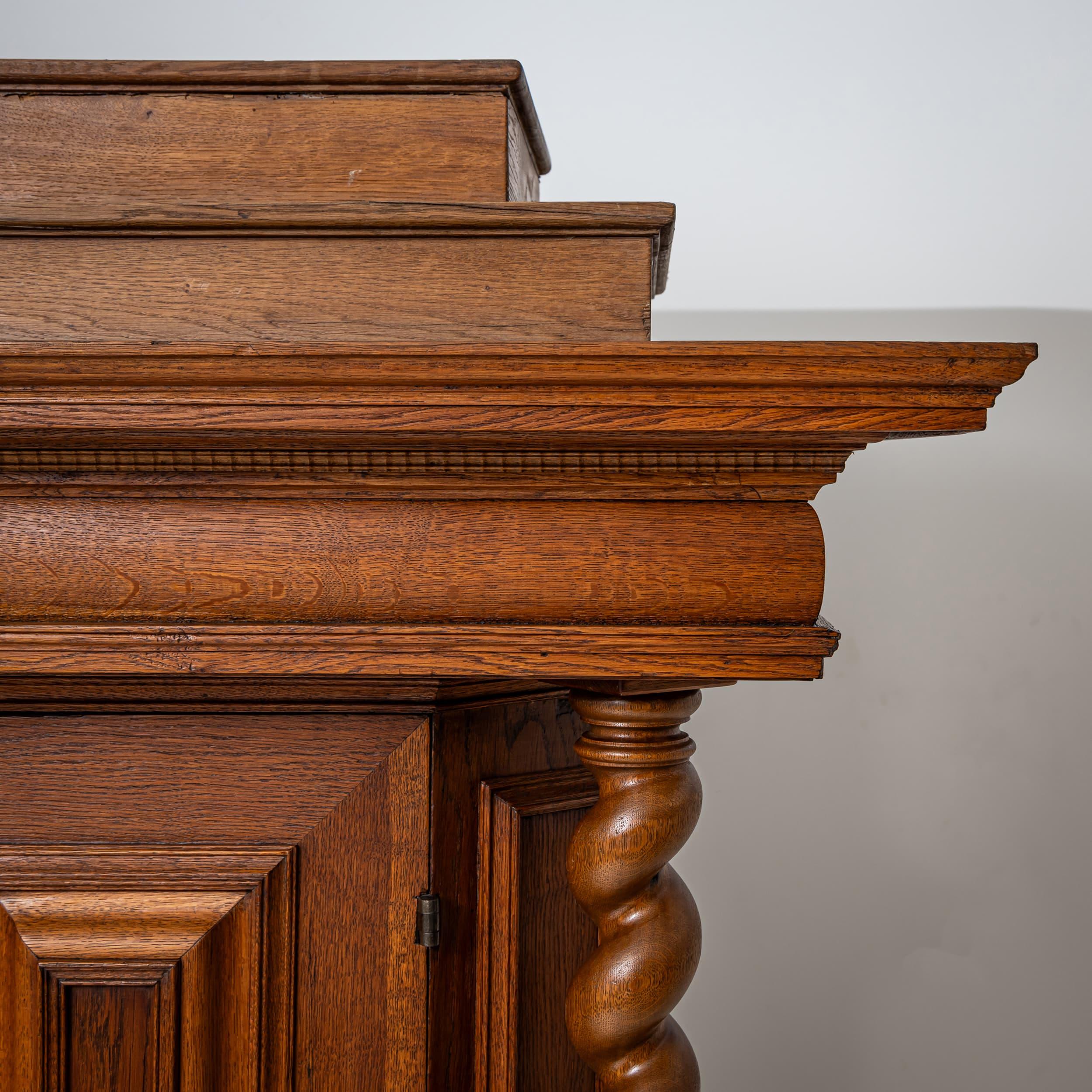 Armario Barroco con Columnas Torneadas, Siglo XVIII en Bueno estado para la venta en Greding, DE