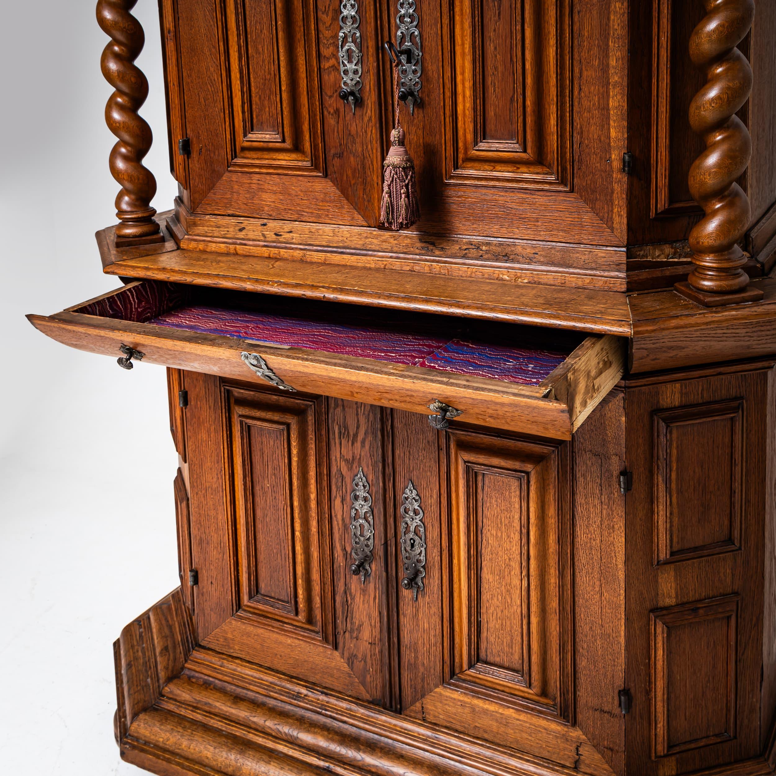 Armario Barroco con Columnas Torneadas, Siglo XVIII siglo XVIII y antes en venta