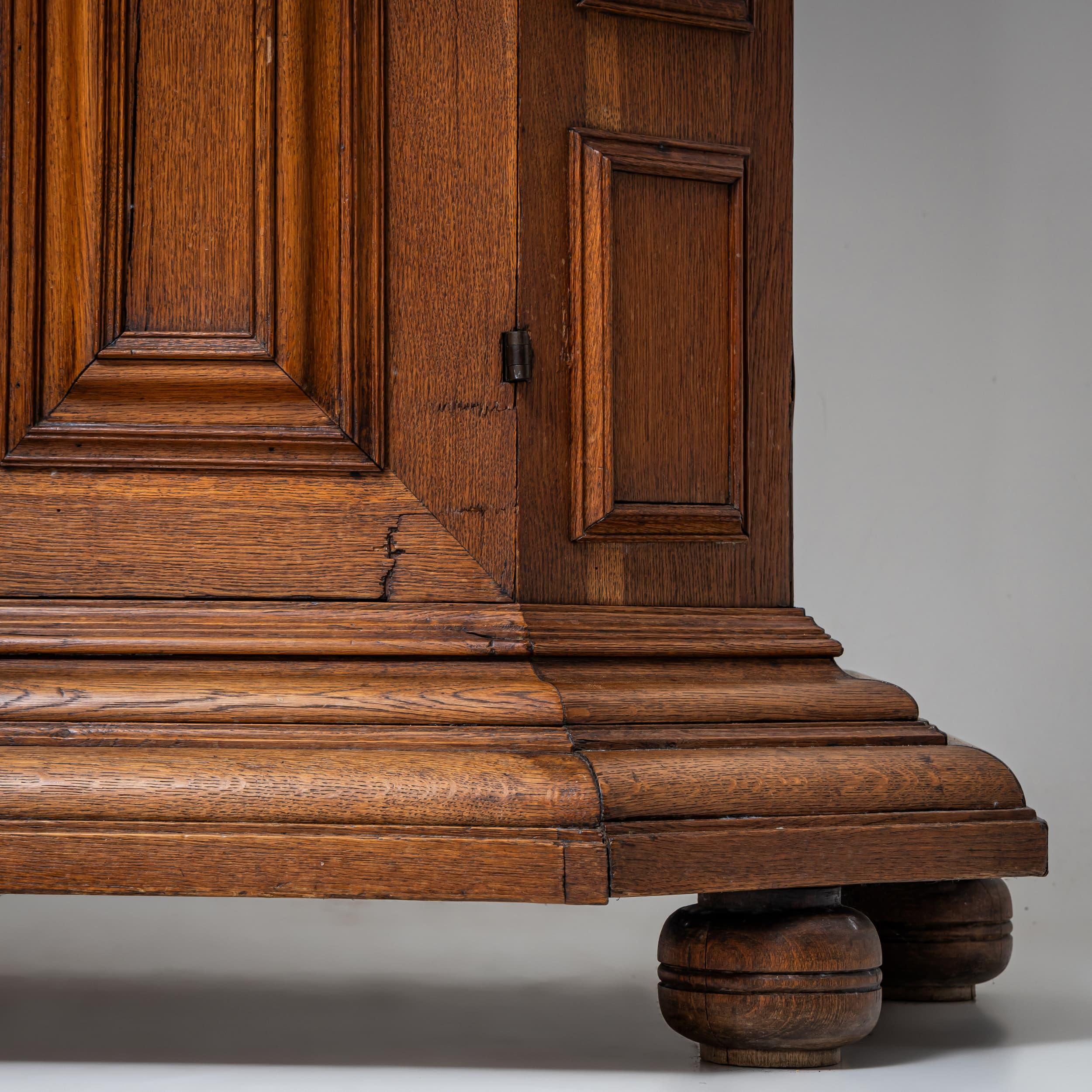 Armario Barroco con Columnas Torneadas, Siglo XVIII Hierro en venta