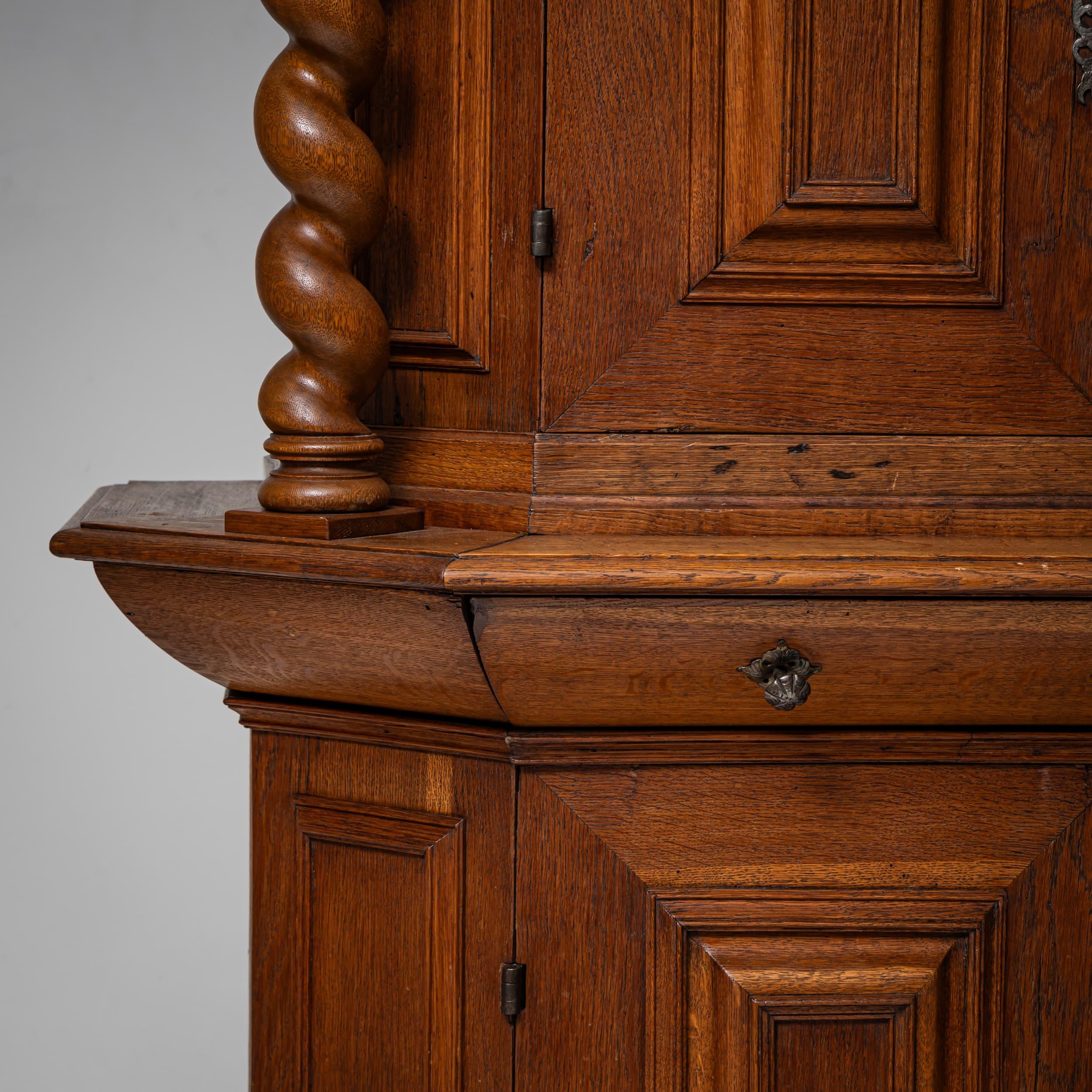 Armario Barroco con Columnas Torneadas, Siglo XVIII en venta 1