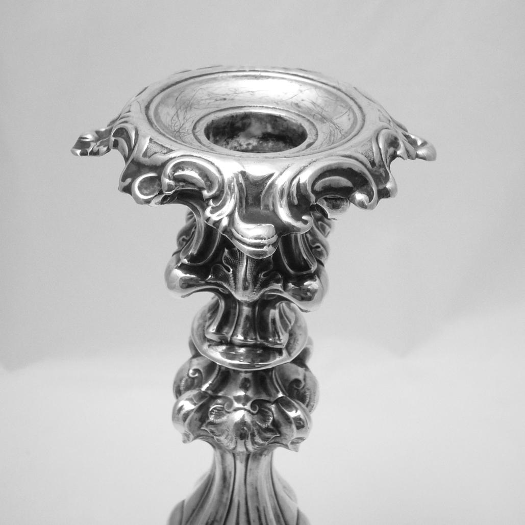 Baroque Candlestick Silver (Gehämmert) im Angebot