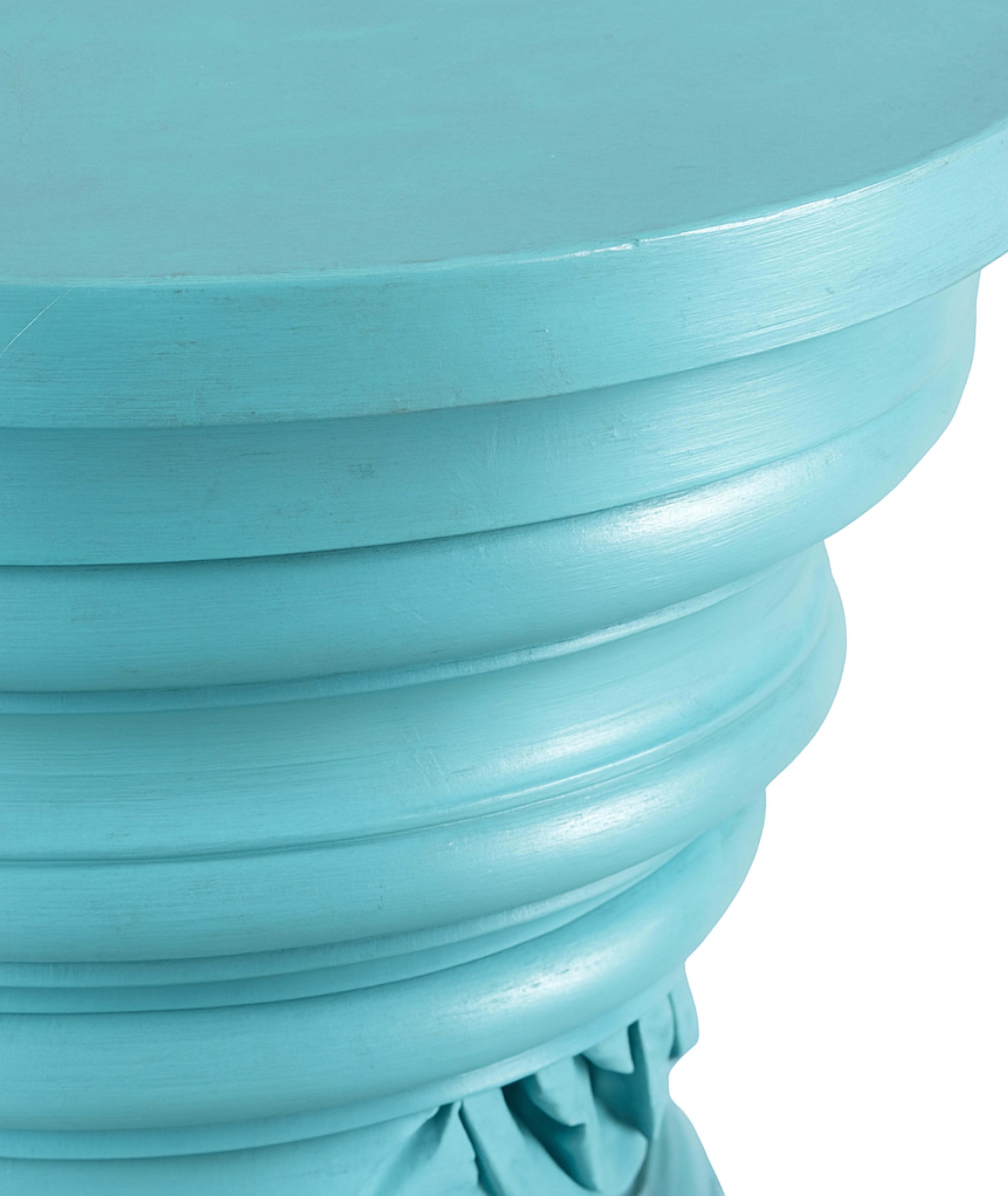 Valorizza il tuo spazio con questo guéridon artigianale italiano, sapientemente rifinito in un elegante blu uovo (colore di riferimento #96ded1). Realizzato in castagno intagliato, presenta eleganti elementi in stile corinzio, tra cui foglie