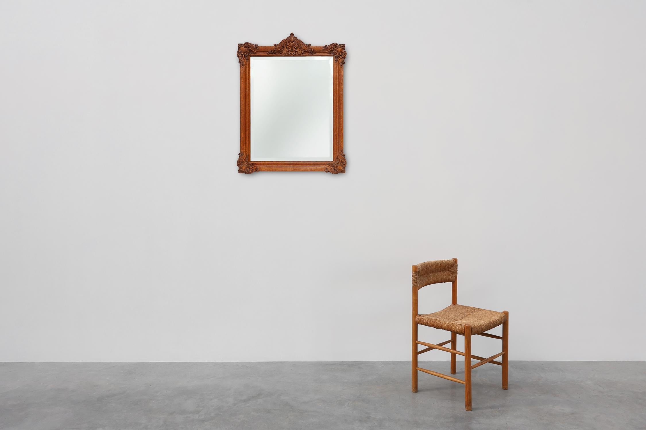 Frankreich / 1900 / Spiegel / Holz / Barock / Ludwig XV

Antiker Spiegel im Stil Louis XV mit Holzrahmen und schöner Patina. Handgeschnitzt im frühen 20. oder späten 19. Jahrhundert in Frankreich. Dieses beeindruckende Stück hat einen mit Blumen und