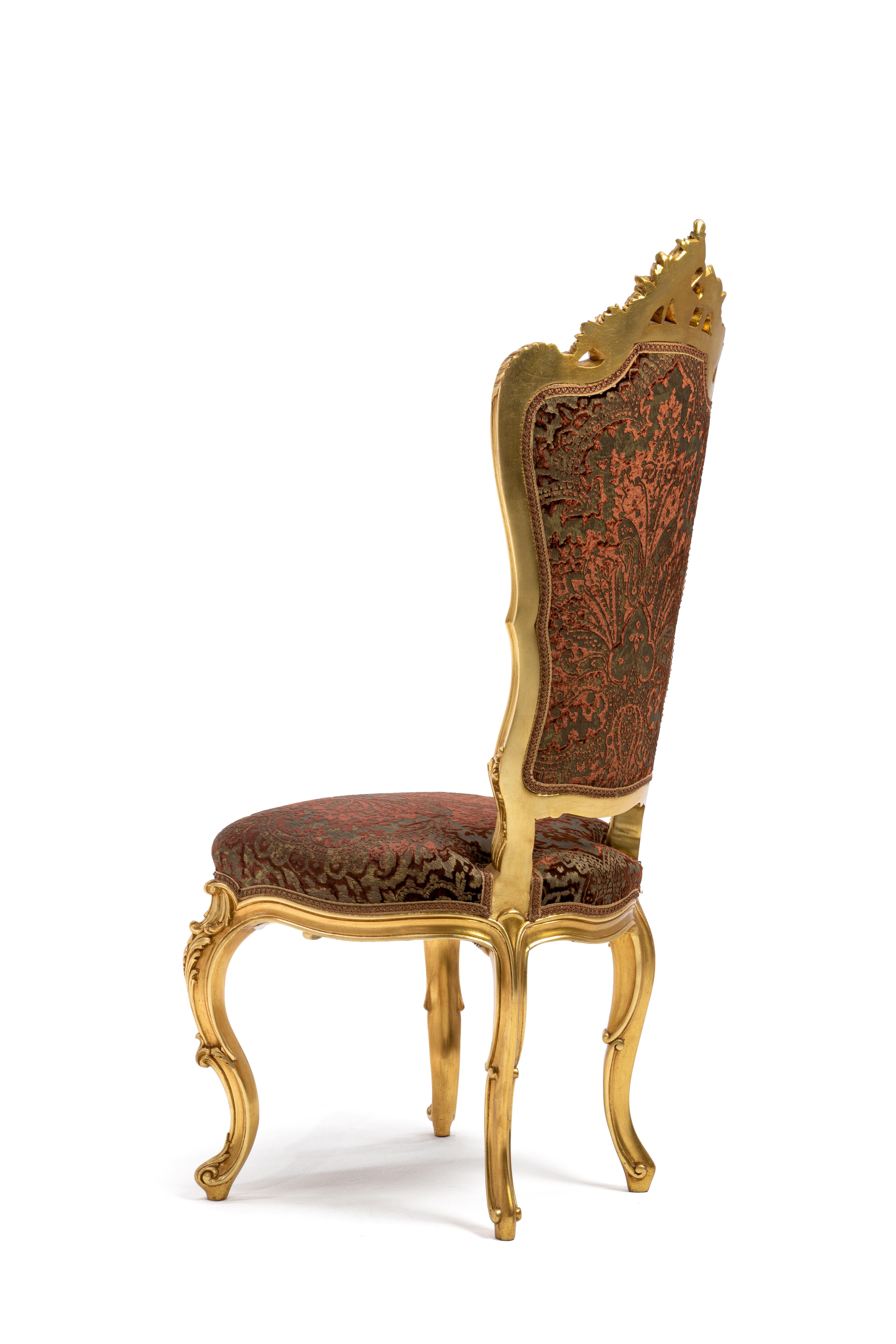 Refined baroque chair, hand carved in Italy. Wood frame gold leaf applied.
Upholstered with a precious devorè velvet in brown bronze and gold shades.
Unique piece ready to be delivered.