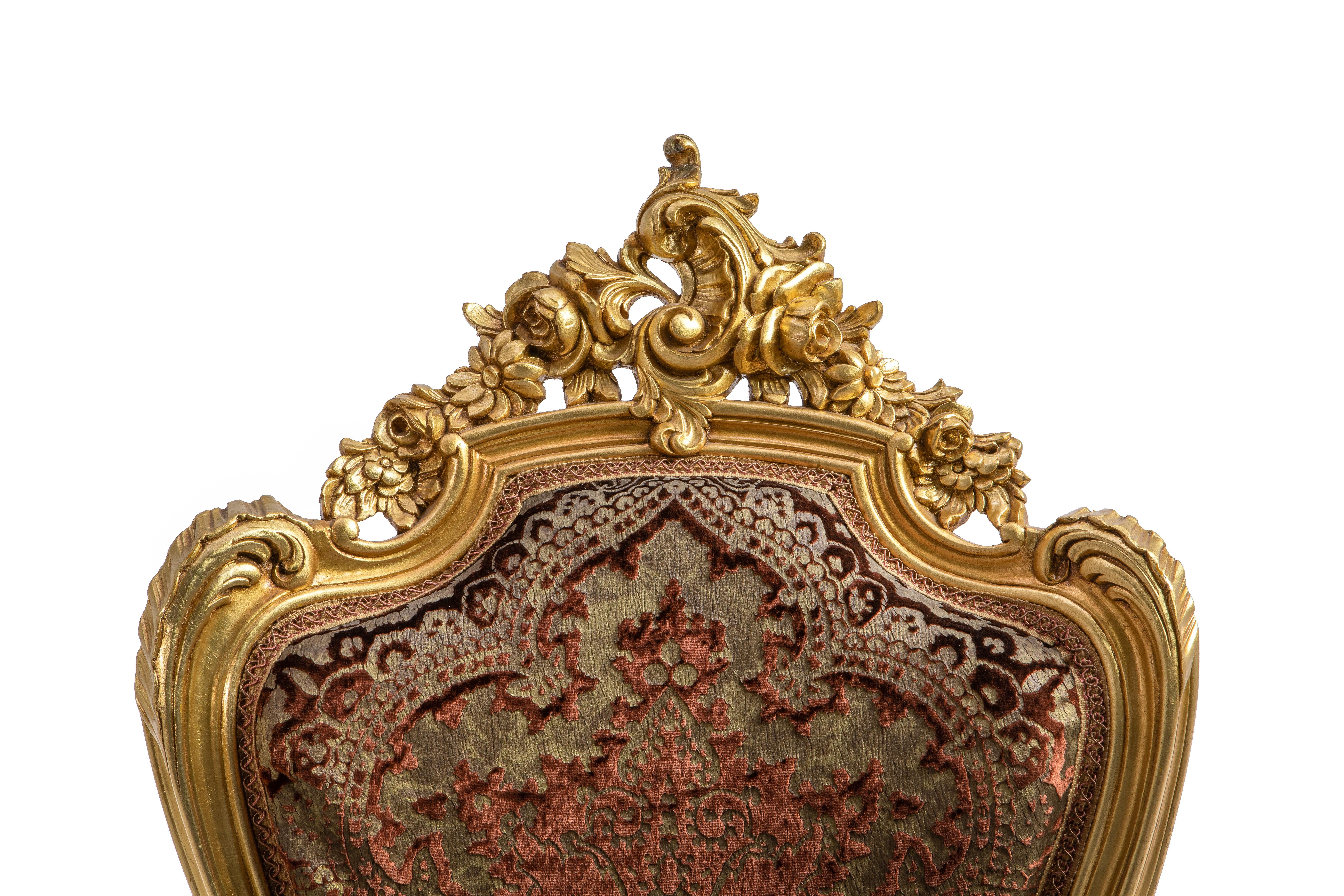 Barocker Stuhl, fein handgeschnitzt, blattvergoldet und mit Devor Samt überzogen (Italienisch) im Angebot