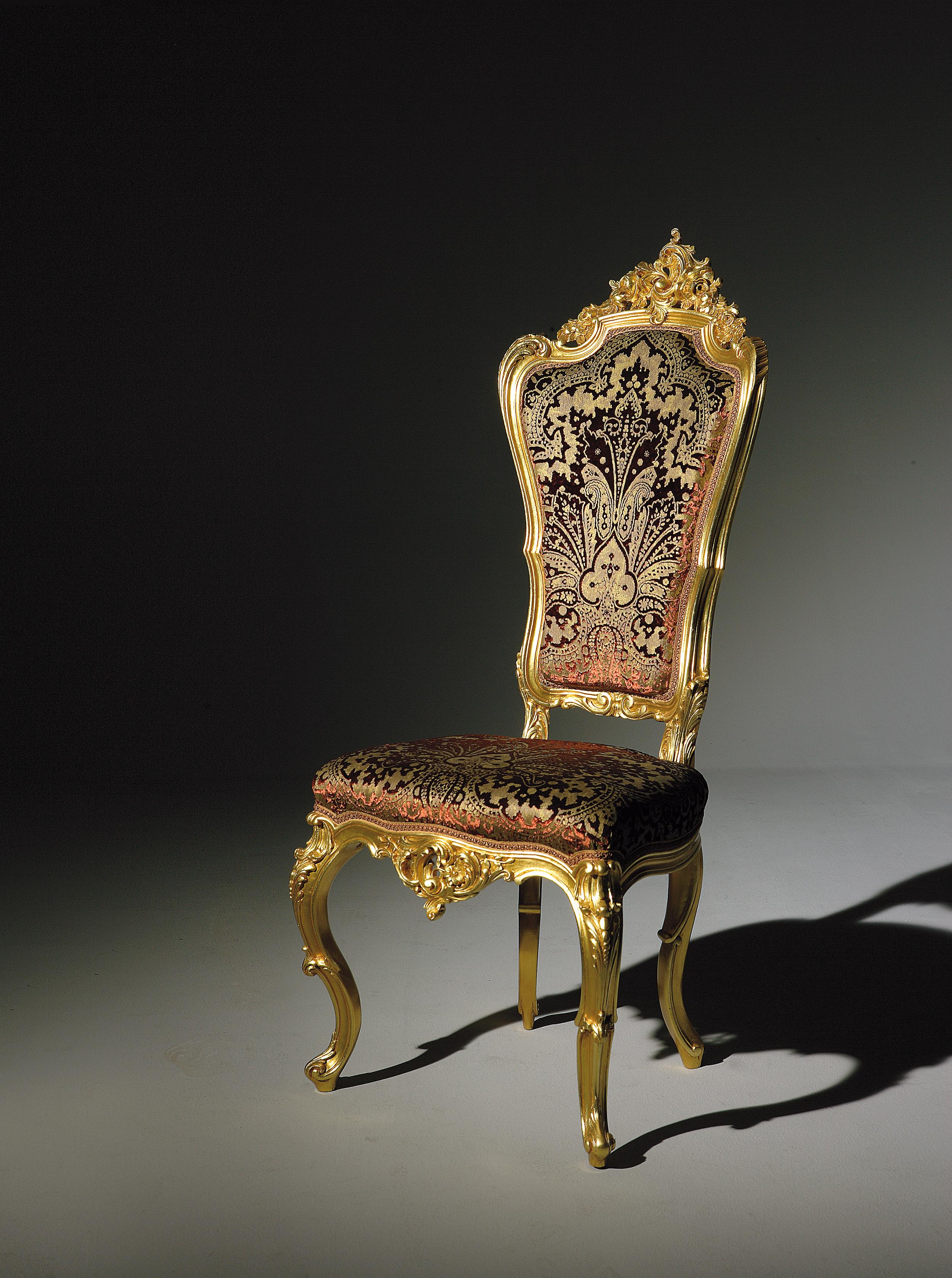 Barocker Stuhl, fein handgeschnitzt, blattvergoldet und mit Devor Samt überzogen (Handgeschnitzt) im Angebot