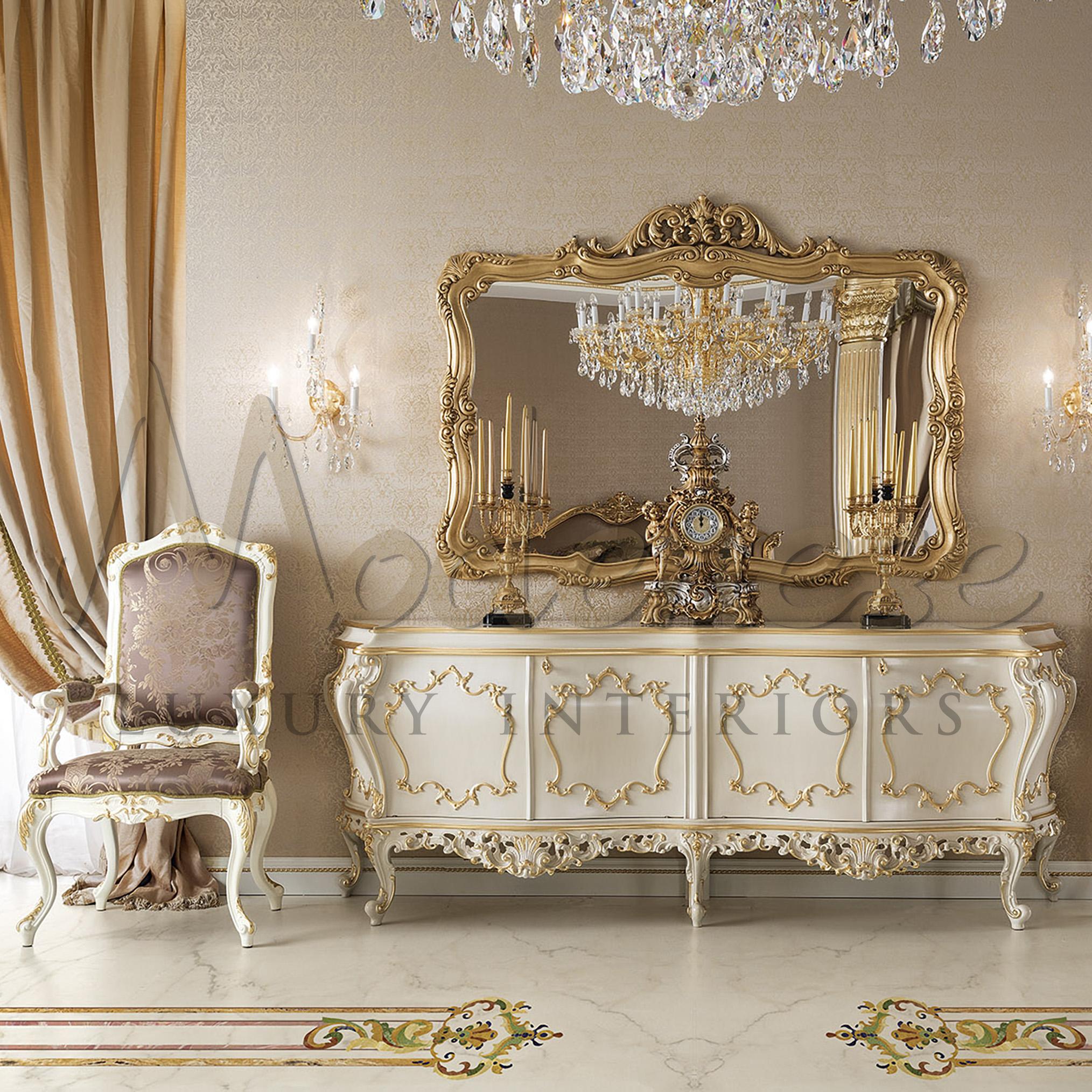 Majestic Esszimmerstuhl mit Armlehne von Modenese Gastone mit geschwungenen Barockbeinen und edler Polsterung. Hochwertiger lilafarbener Satinstoff mit Blattmuster und Blattgoldapplikationen auf reinem Weiß, der ein Gefühl von Strenge, Kraft und