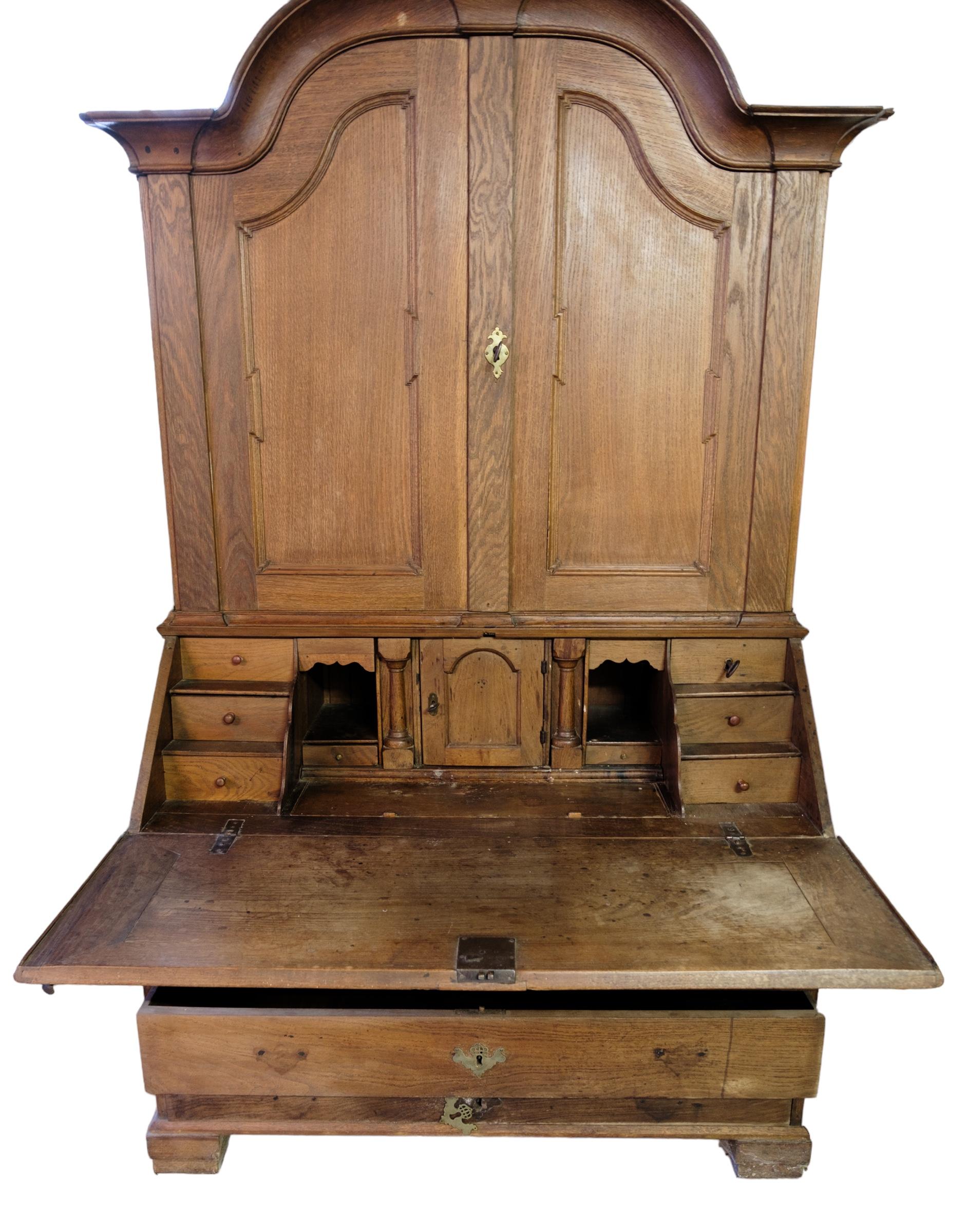 Baroque chatol with drawers made in baroque oak from 1740. A piece of furniture of very high quality
Dimensions in cm: H:210 W:123 D:60