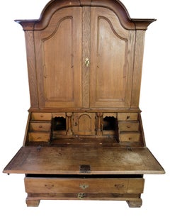 Baroque chatol with drawers made in baroque oak from 1740s