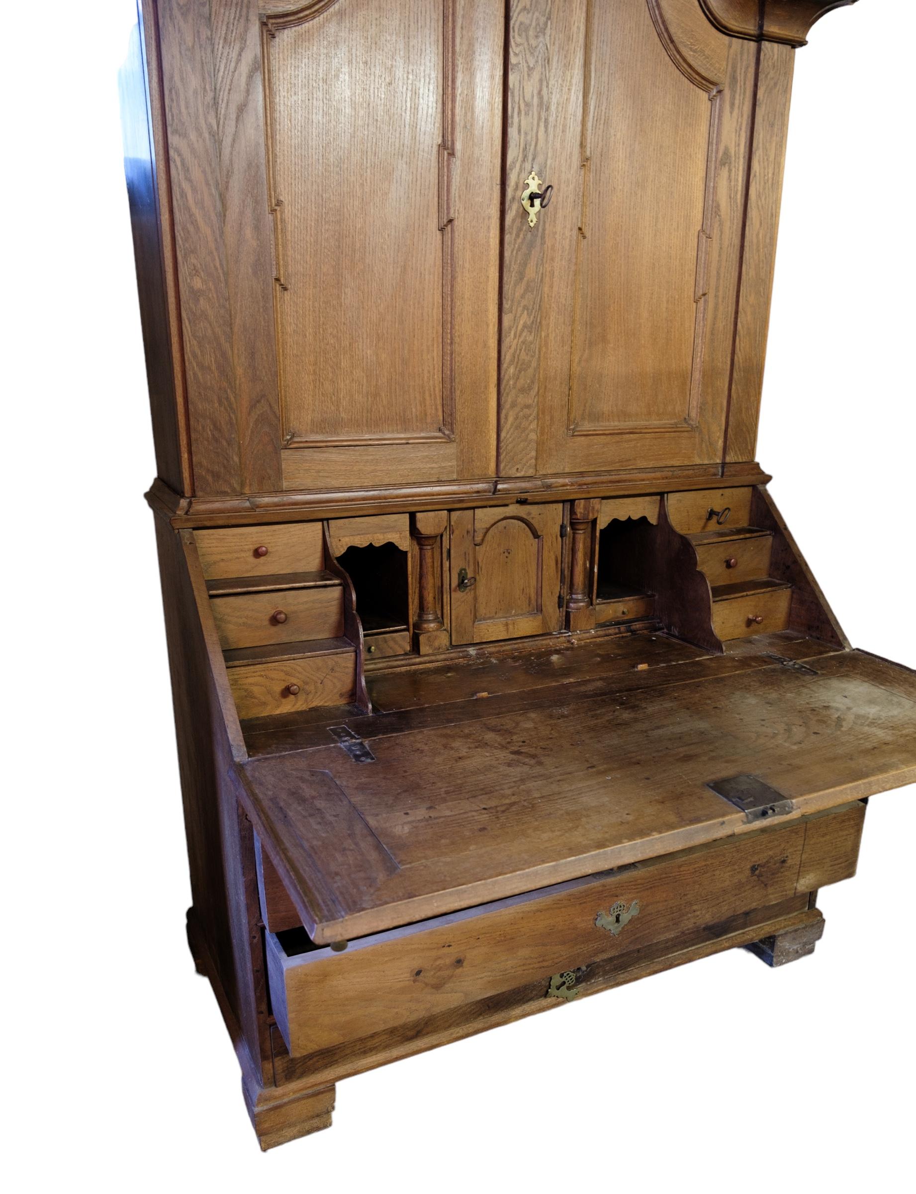 Danish Baroque chatol with drawers made in baroque oak from 1740s For Sale