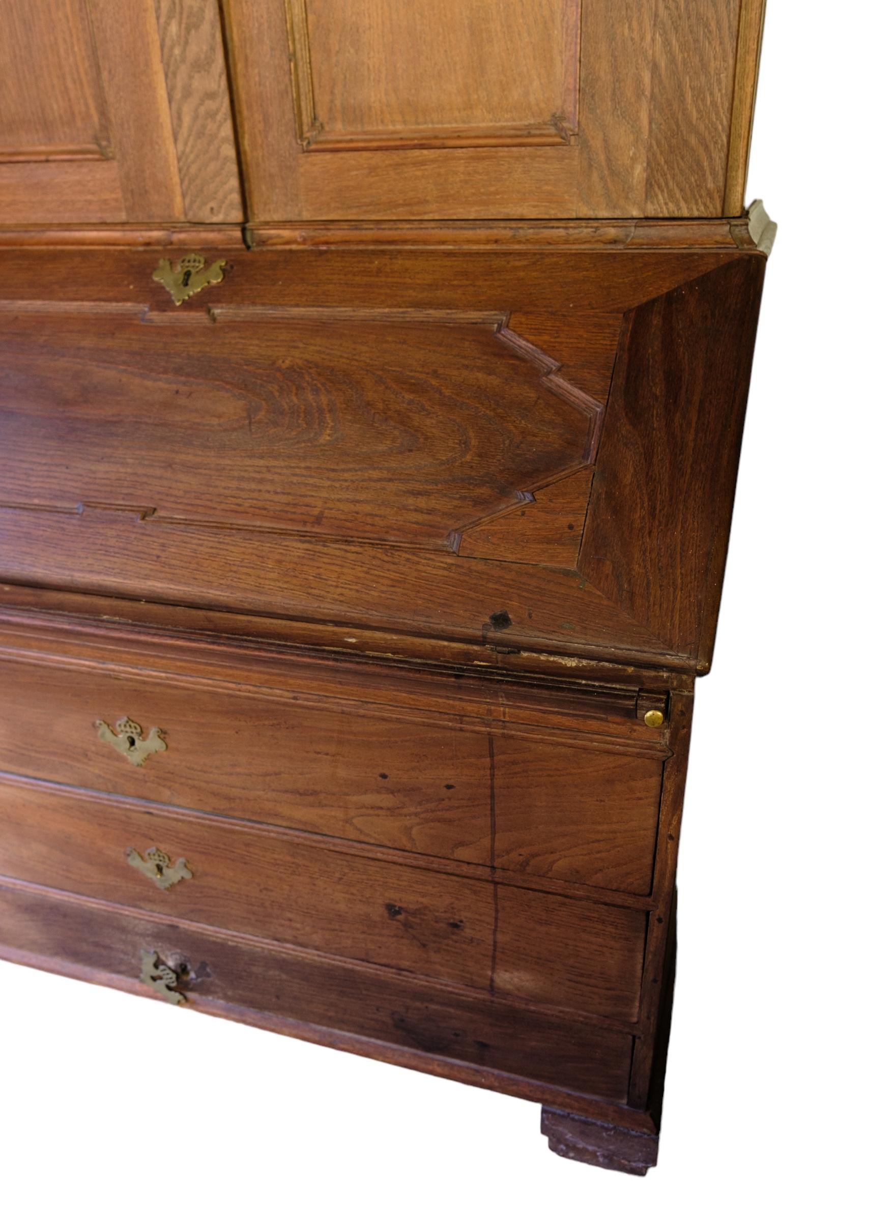 Baroque chatol with drawers made in baroque oak from 1740s In Good Condition For Sale In Lejre, DK