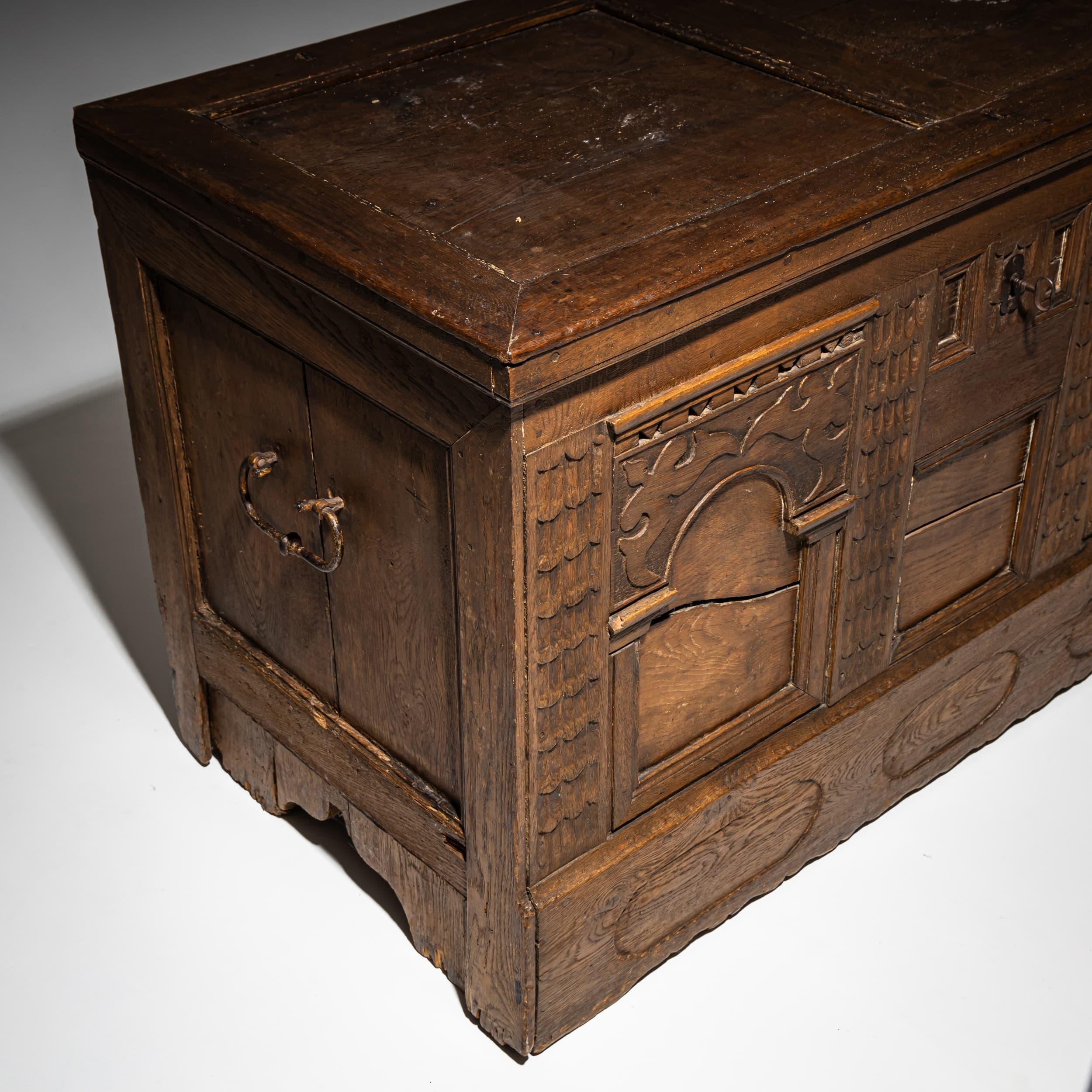 Baroque Coffre baroque, 18e siècle en vente