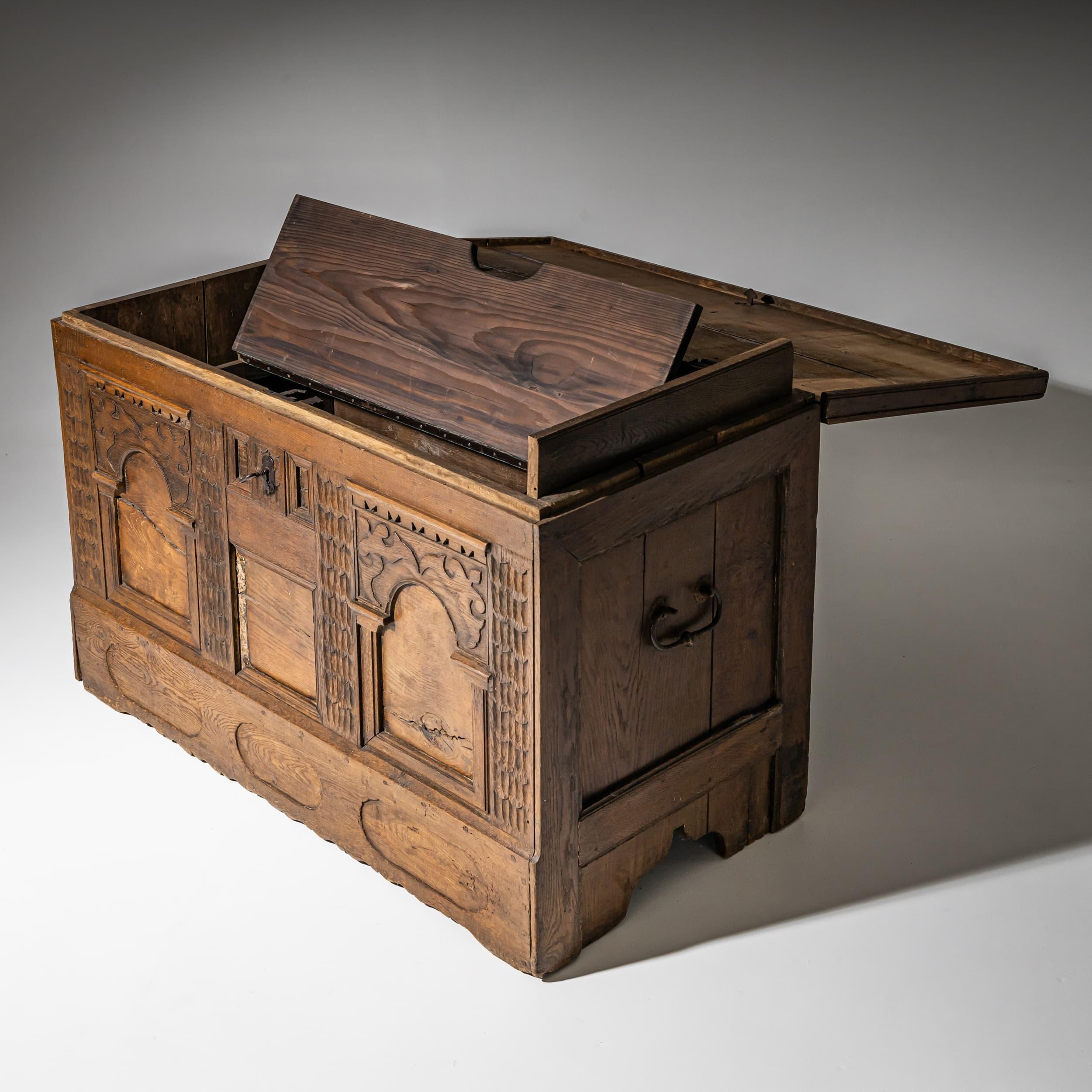 XVIIIe siècle et antérieur Coffre baroque, 18e siècle en vente