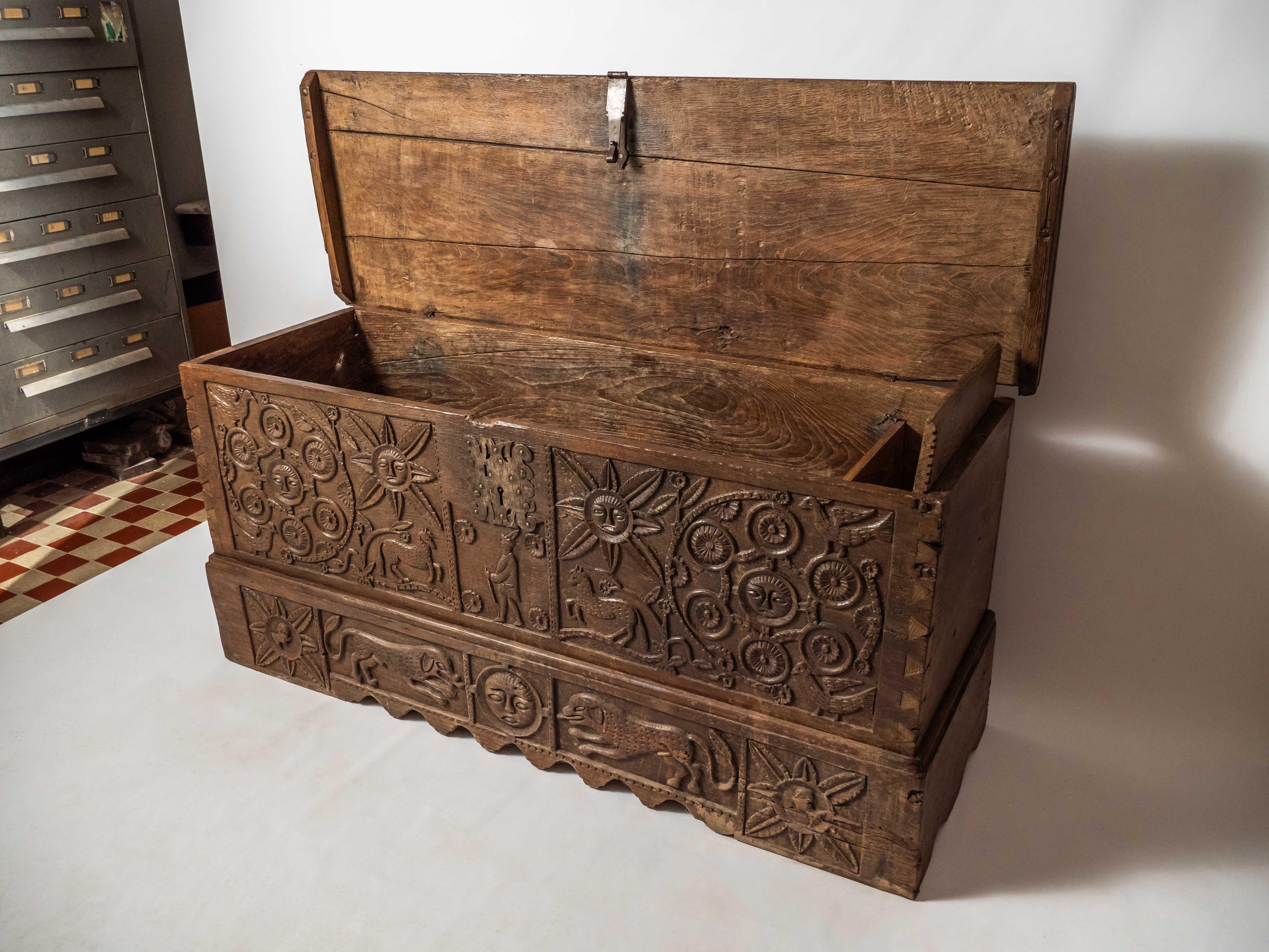 Baroque chest from the 18th century For Sale 3