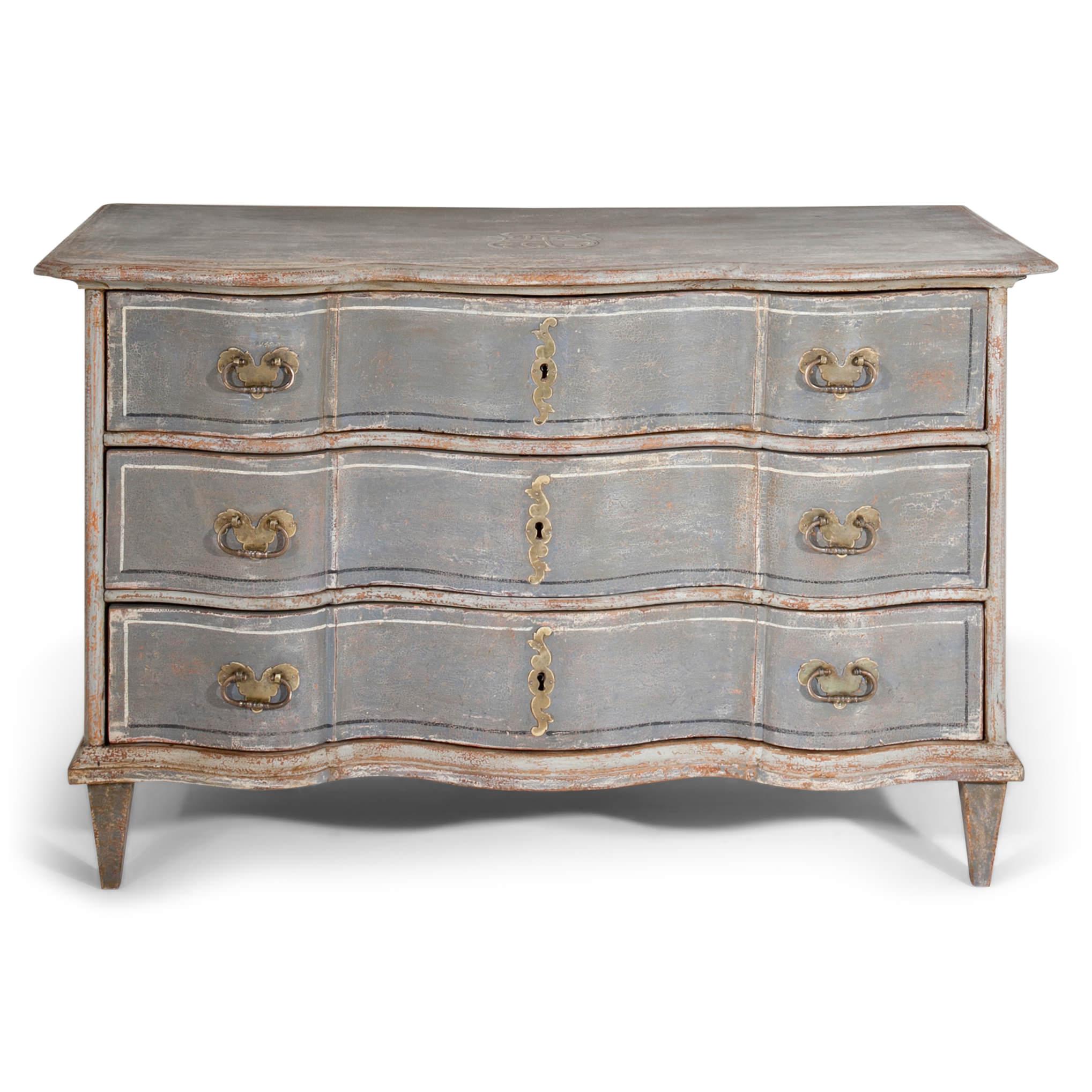Baroque chest of drawers, standing on tapered legs. The commode has three drawers, fillings on the sides and a serpentine front. The grey-blue paint with white accents is new and inspired by historic designs. It has a distressed patina.