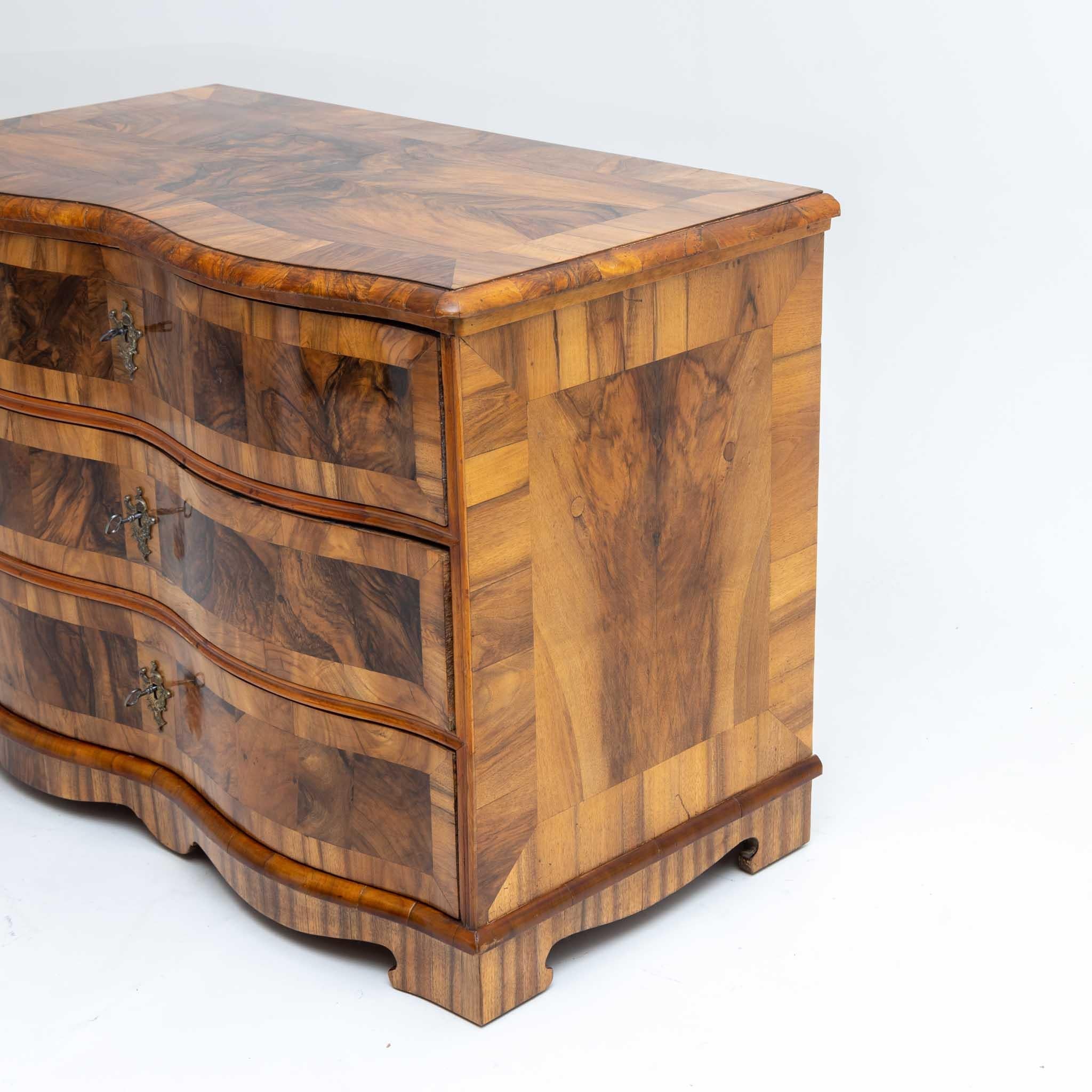 Baroque Chest of Drawers, hand-polished Walnut Veneer, Germany, Mid-18th Century In Good Condition In Greding, DE