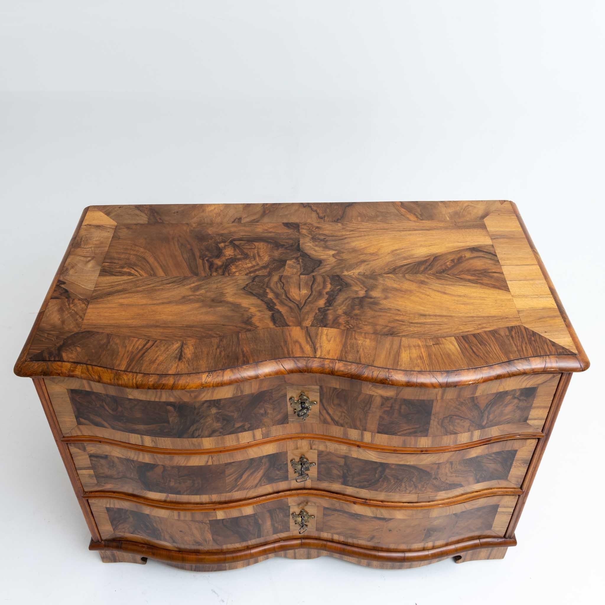 Baroque Chest of Drawers, hand-polished Walnut Veneer, Germany, Mid-18th Century 2