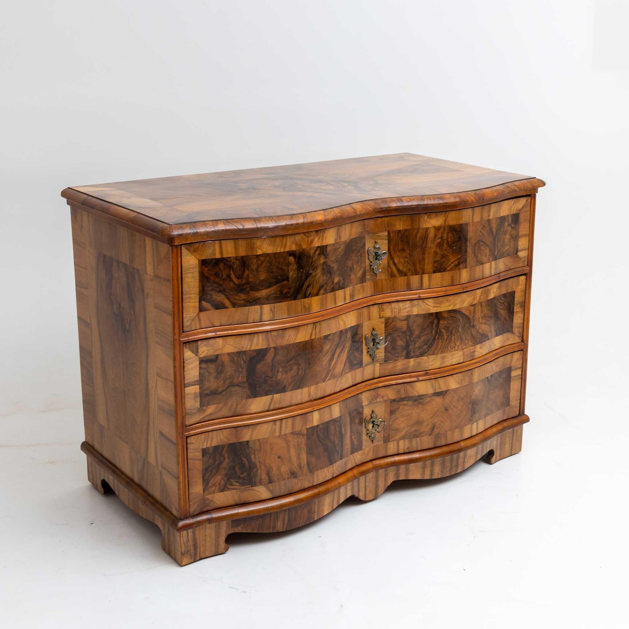 Baroque Chest of Drawers, hand-polished Walnut Veneer, Germany, Mid-18th Century 3