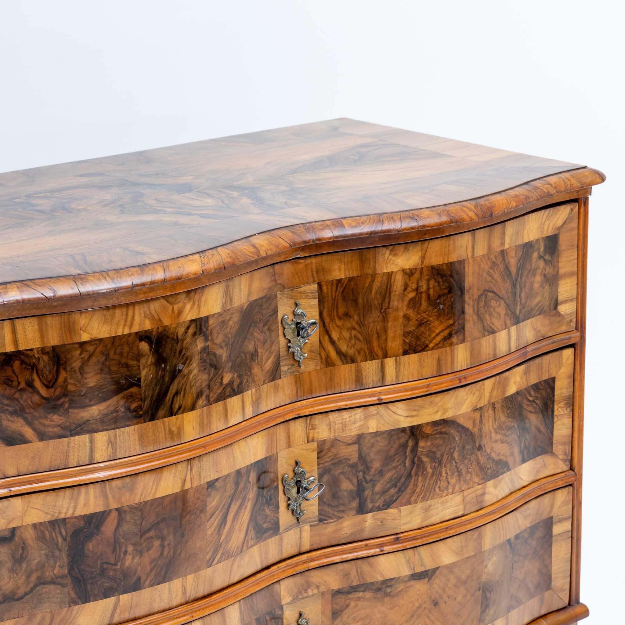 Baroque Chest of Drawers, hand-polished Walnut Veneer, Germany, Mid-18th Century 4