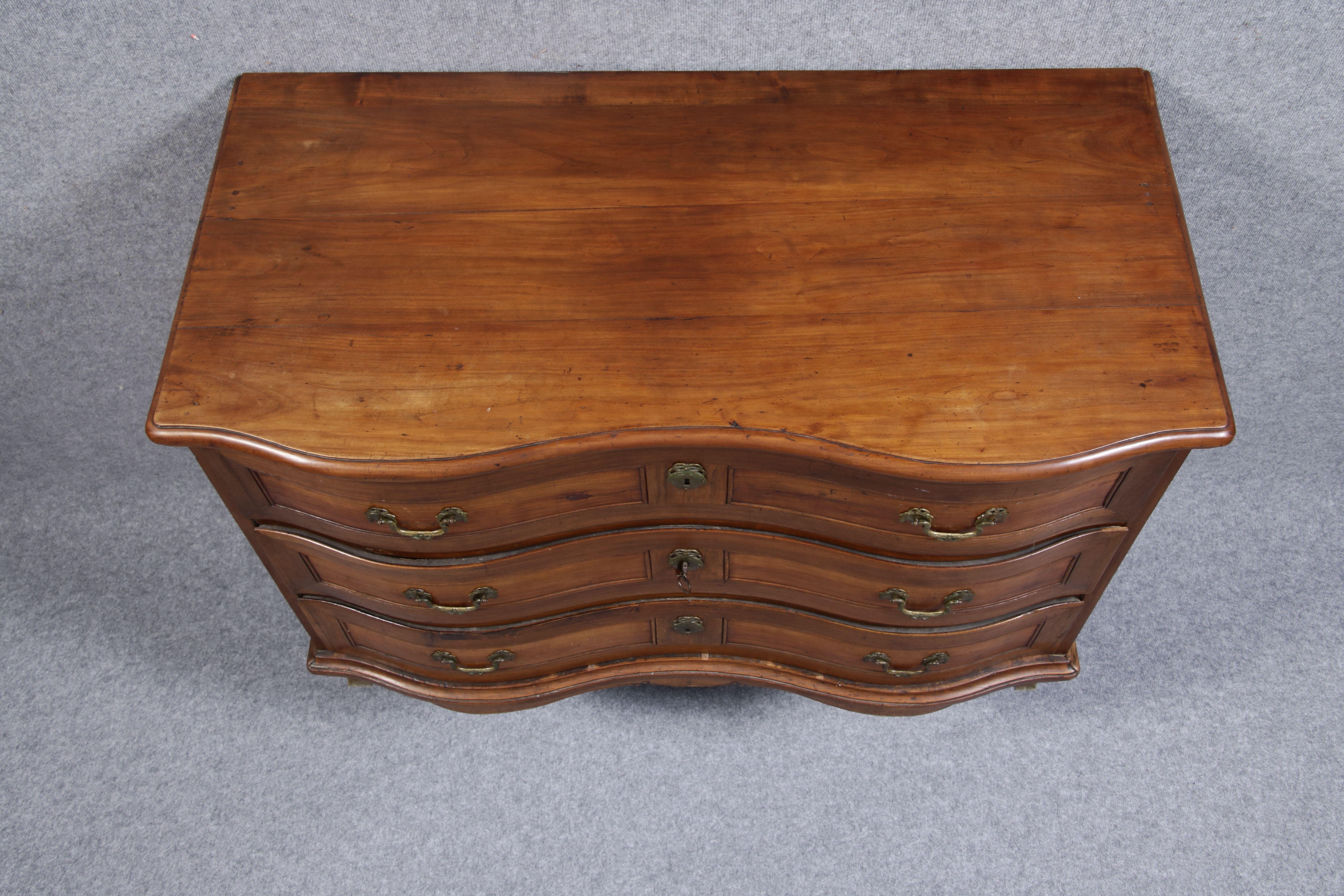 Baroque Chest of Drawers, 18th Century Walnut In Good Condition In Glauburg, DE