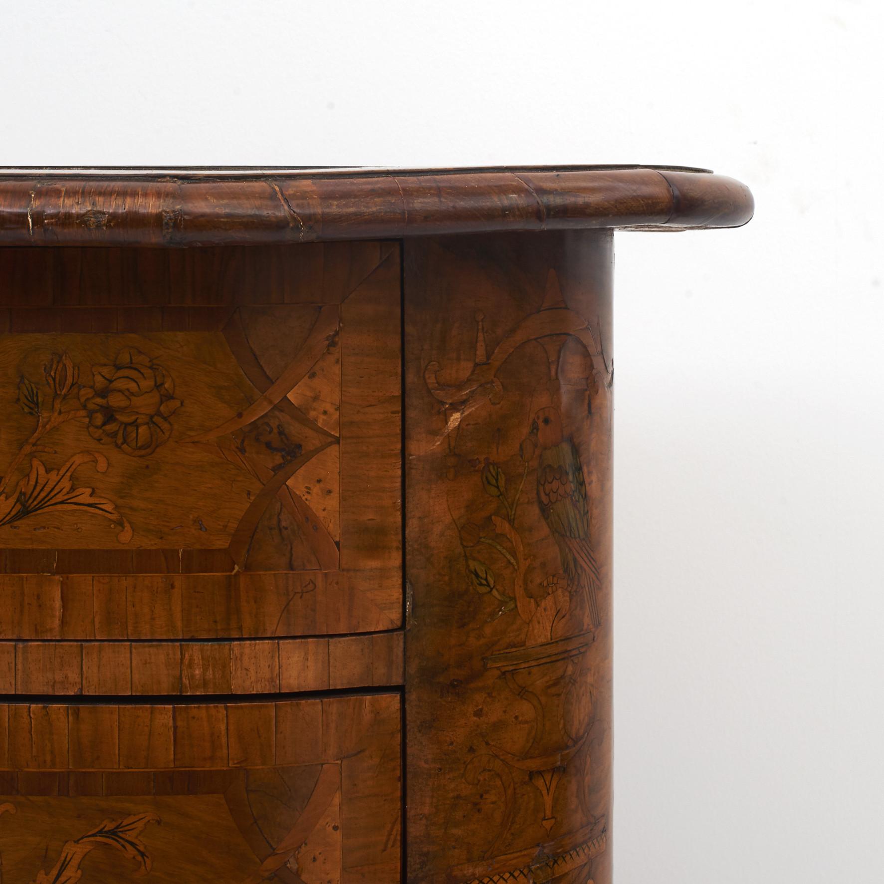 Baroque Chest of Drawers Walnut veneer with Marquetry Deco. Castle Furniture For Sale 3