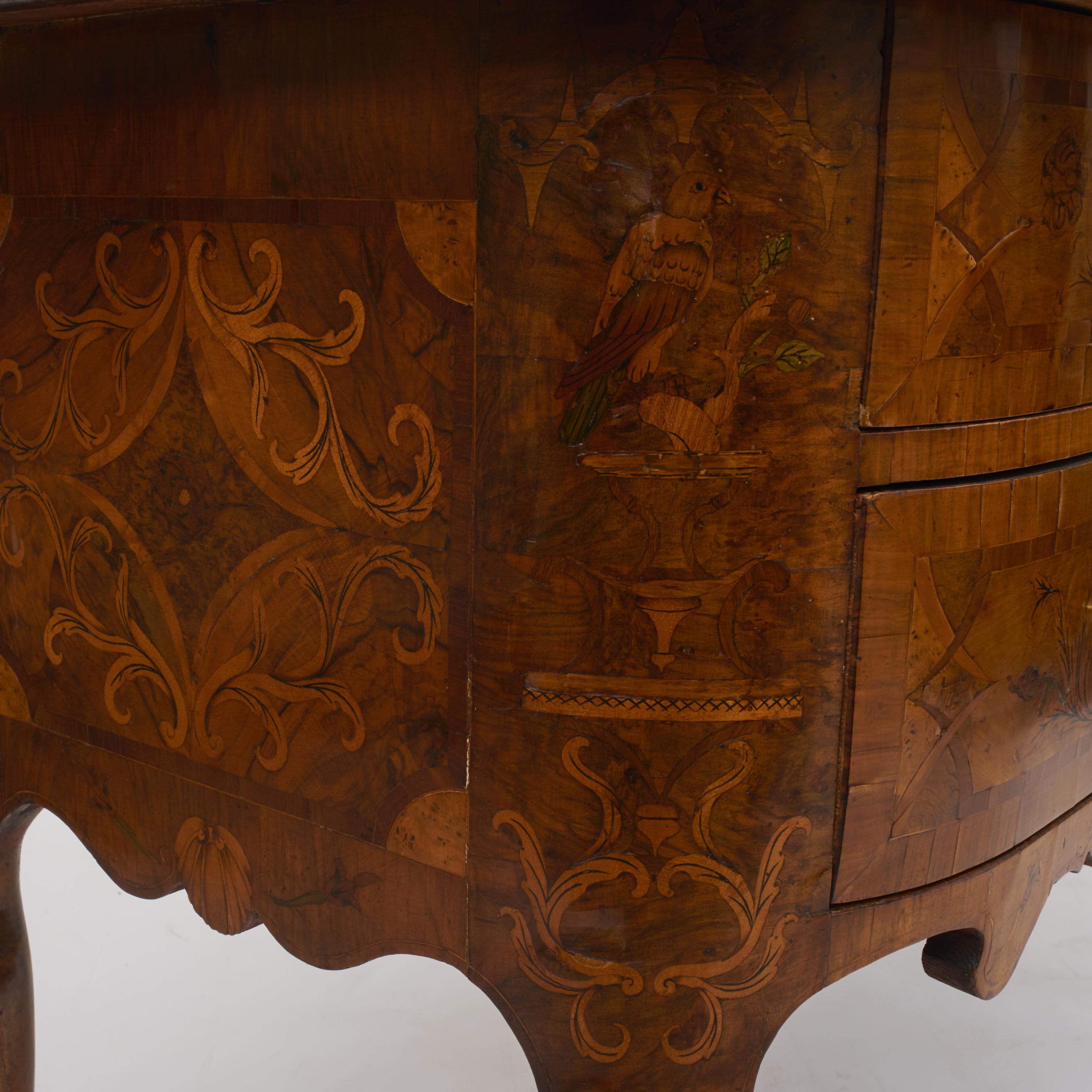 Baroque Chest of Drawers Walnut veneer with Marquetry Deco. Castle Furniture In Good Condition For Sale In Kastrup, DK