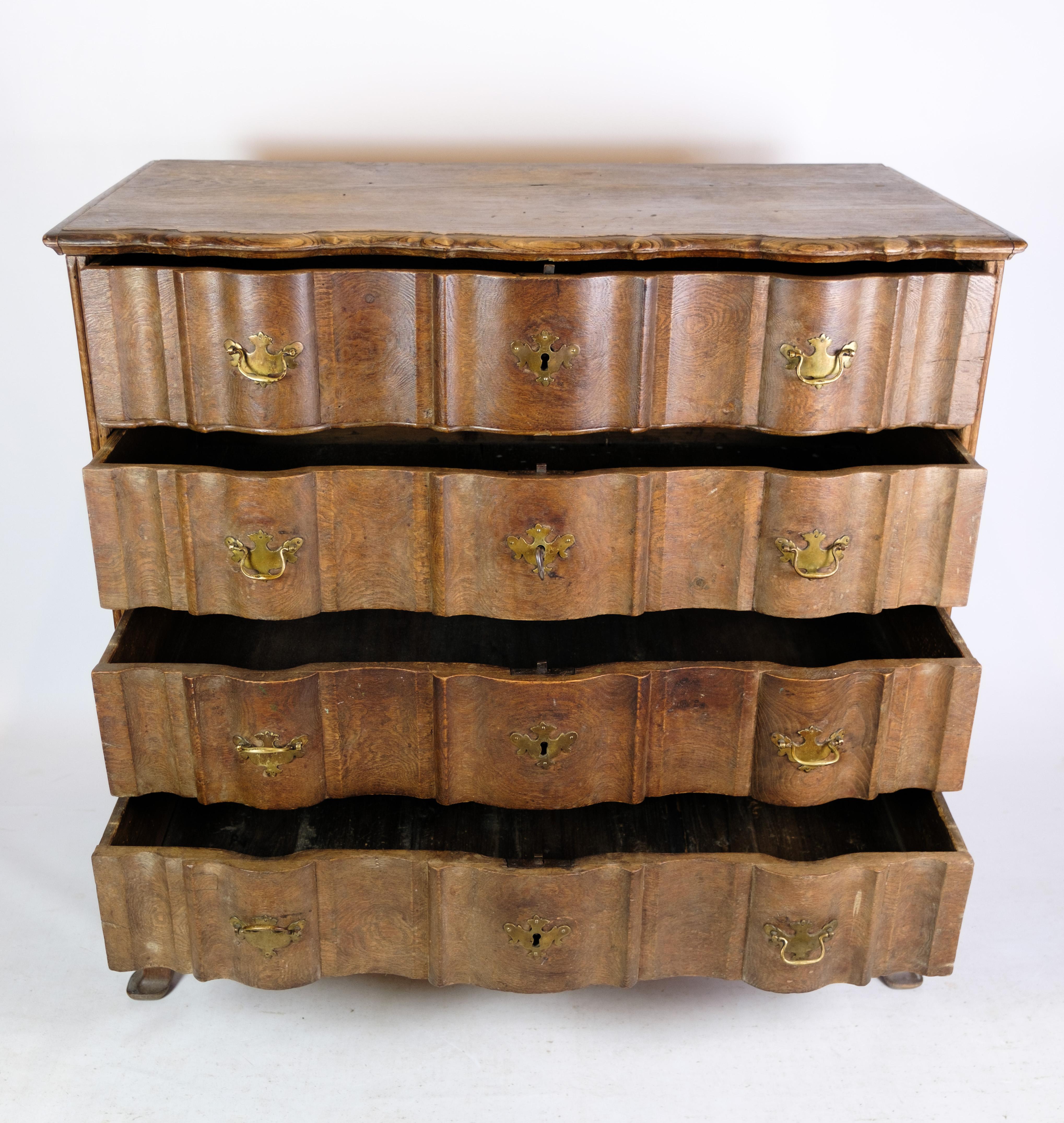 Baroque chest of drawers in oak with brass fittings decorated with wood carvings from the period around the 1780s.
Dimensions in cm: H:110 W:115 D:60