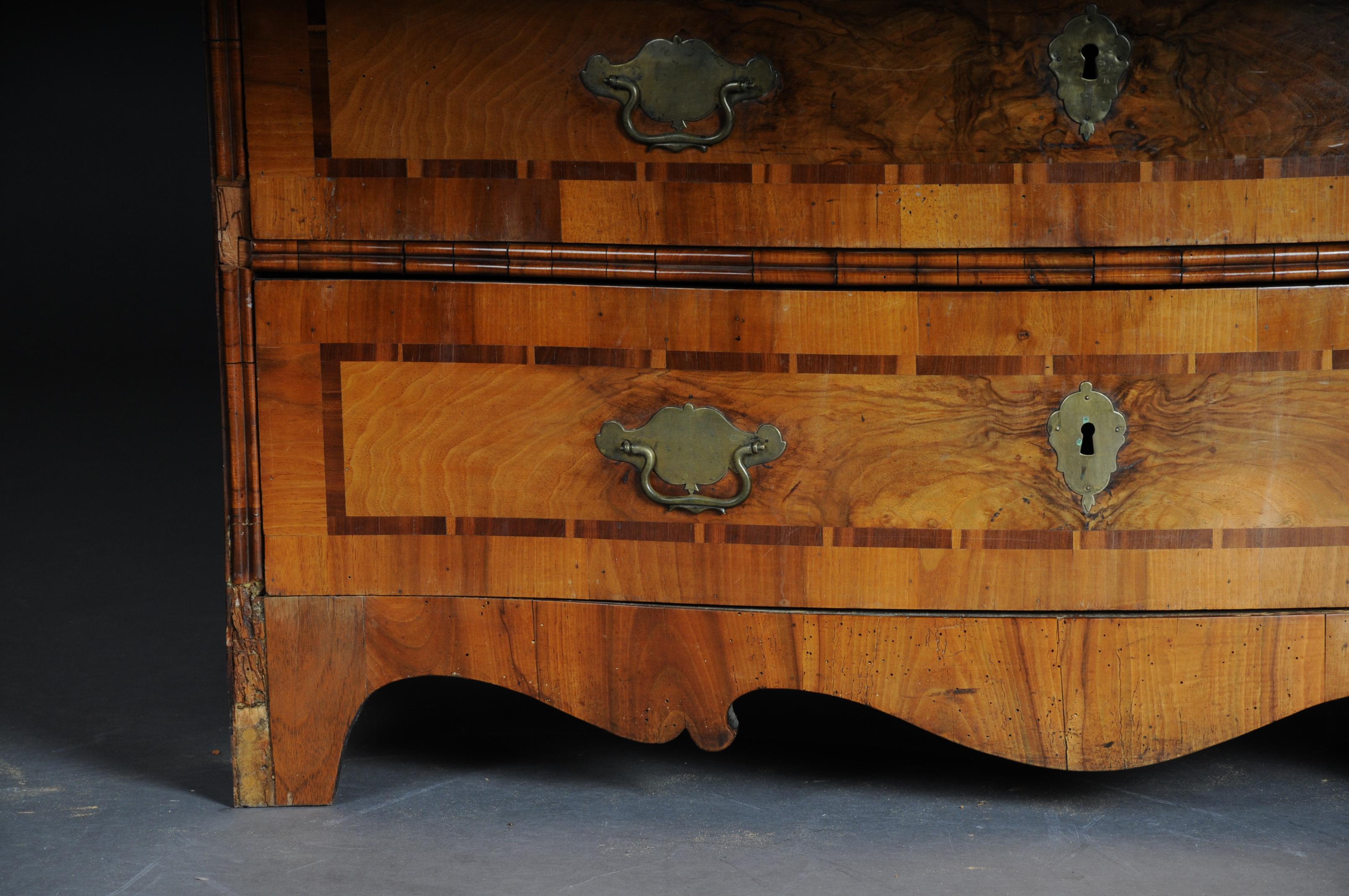 Baroque Chest of Drawers in Walnut, German, circa 1740 For Sale 5