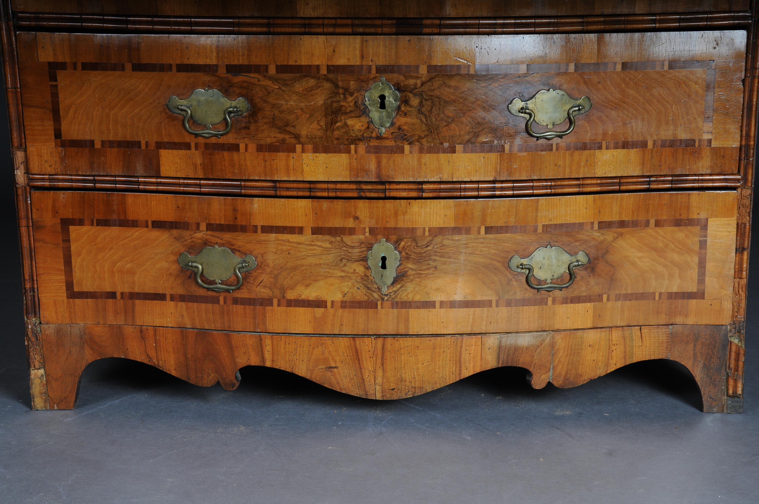 Baroque Chest of Drawers in Walnut, German, circa 1740 For Sale 7