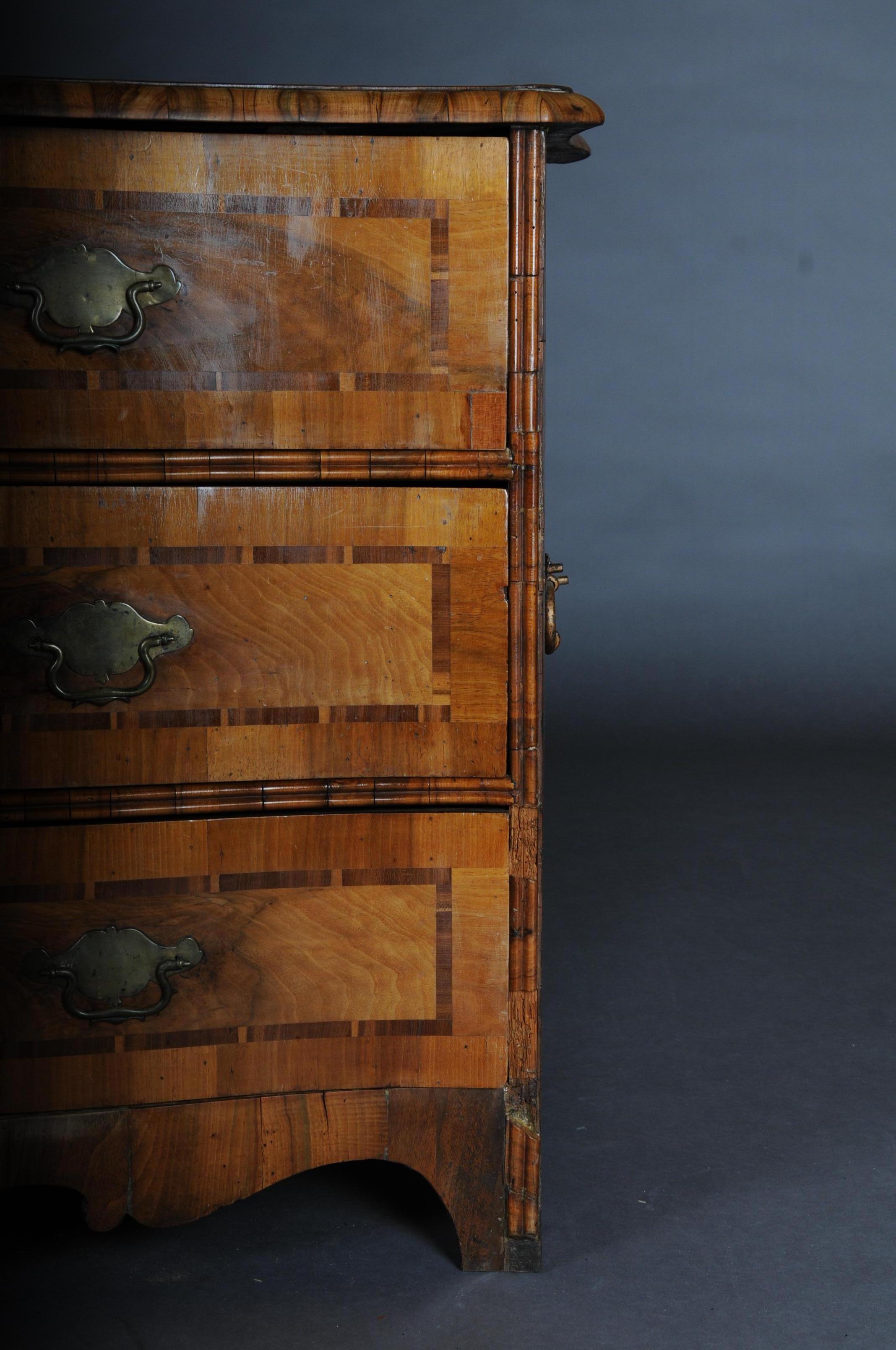 Baroque Chest of Drawers in Walnut, German, circa 1740 For Sale 8