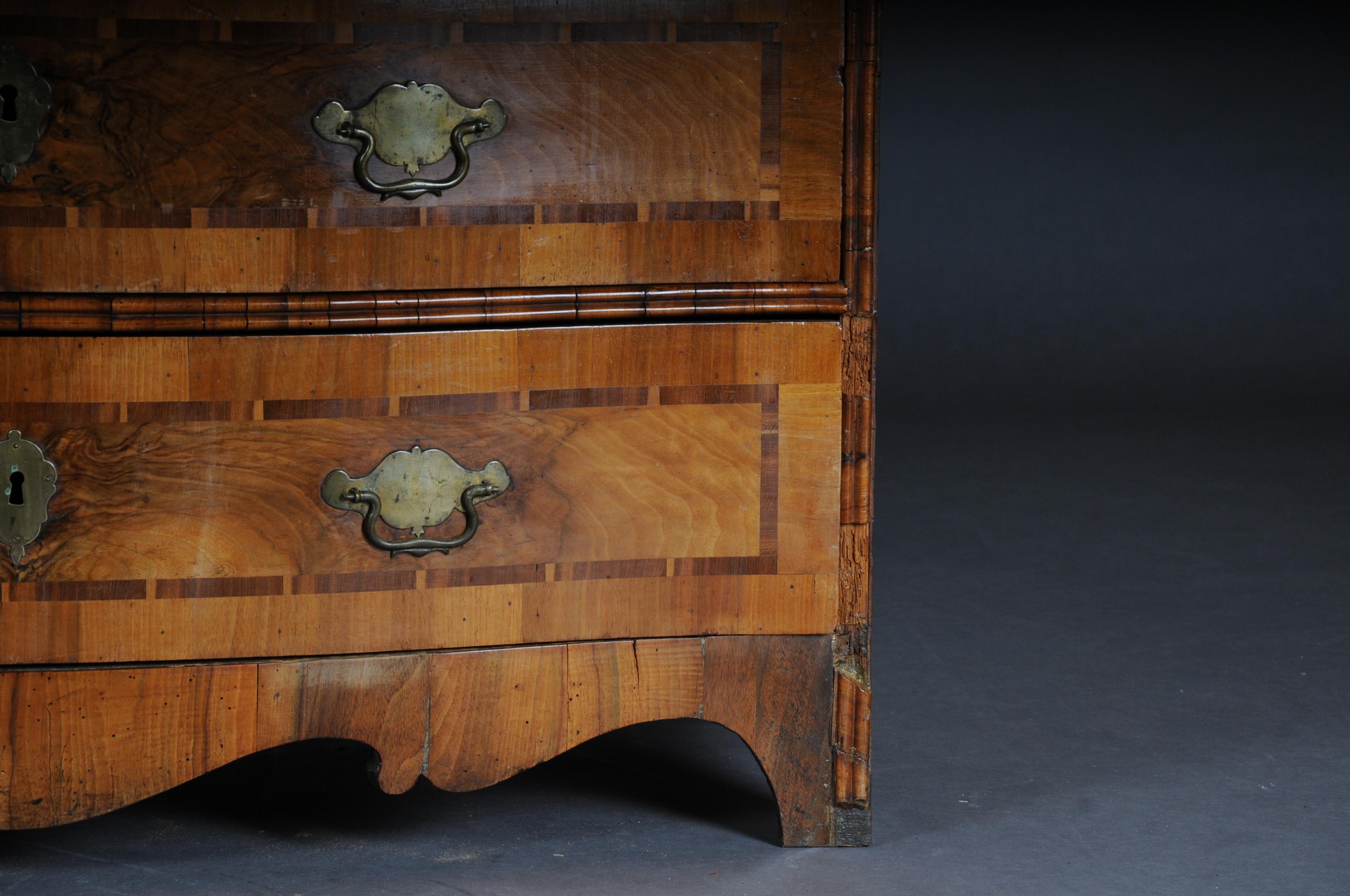 Baroque Chest of Drawers in Walnut, German, circa 1740 For Sale 10
