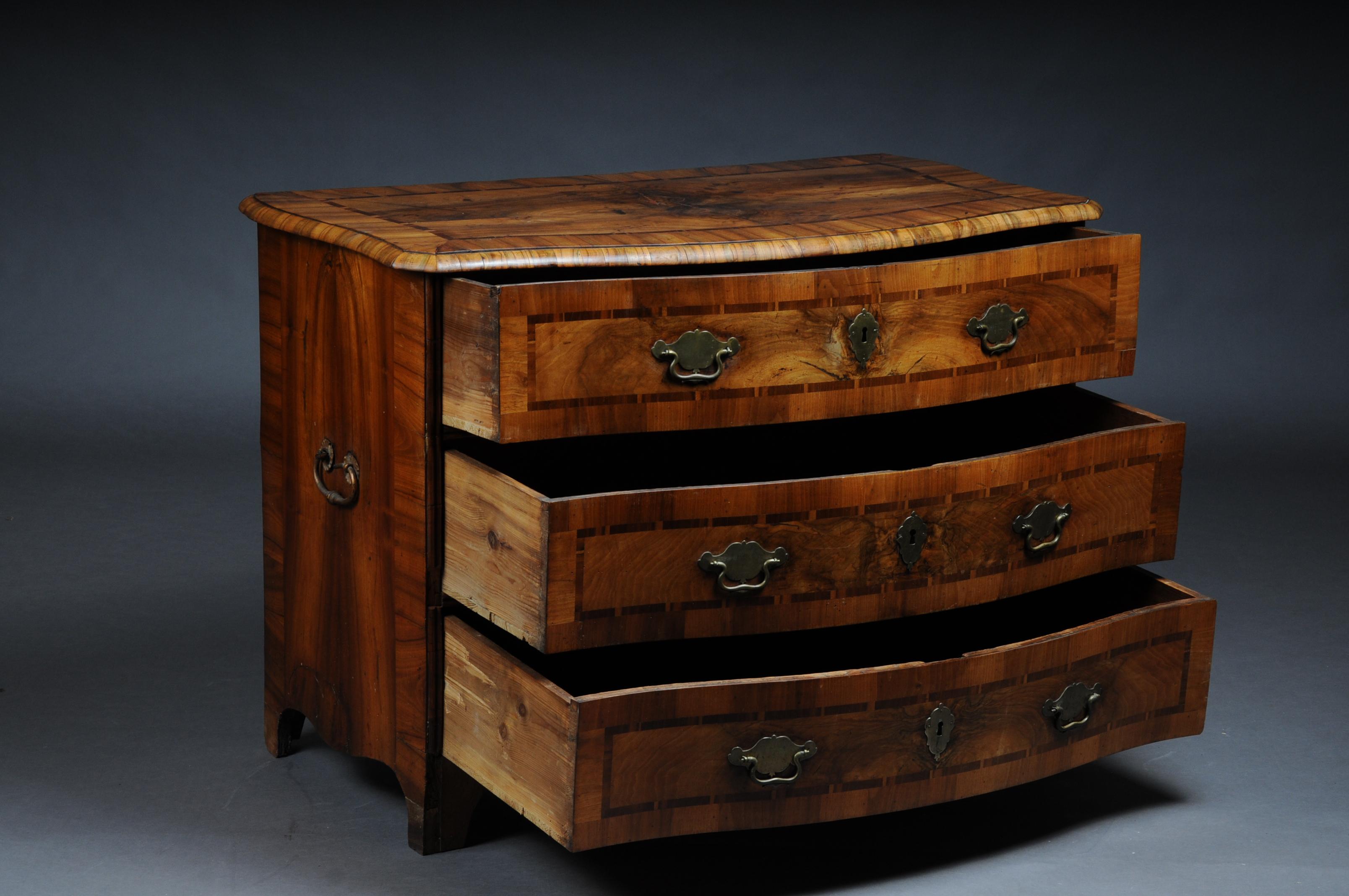 Baroque Chest of Drawers in Walnut, German, circa 1740 In Good Condition For Sale In Berlin, DE