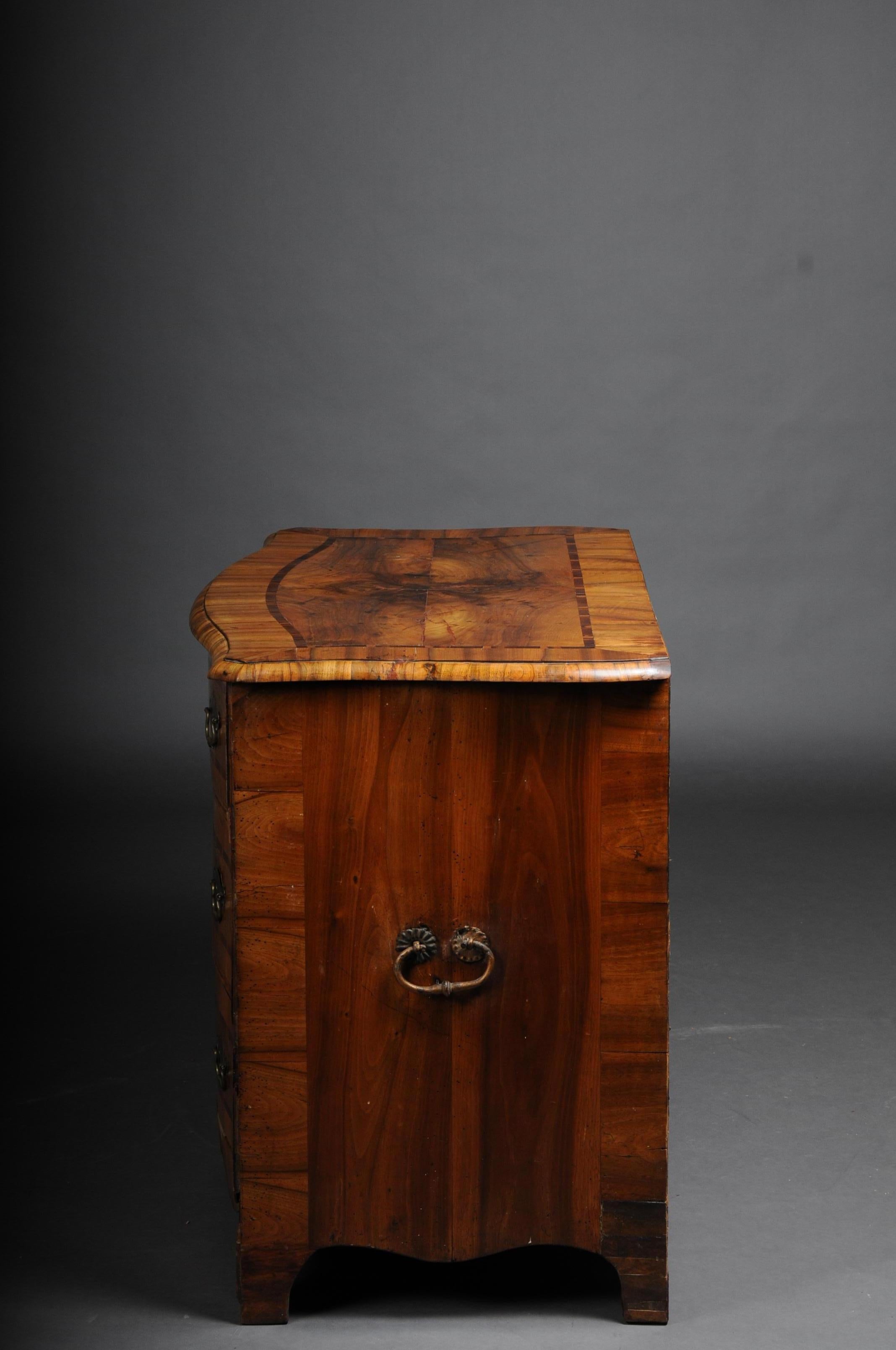 Baroque Chest of Drawers in Walnut, German, circa 1740 For Sale 2