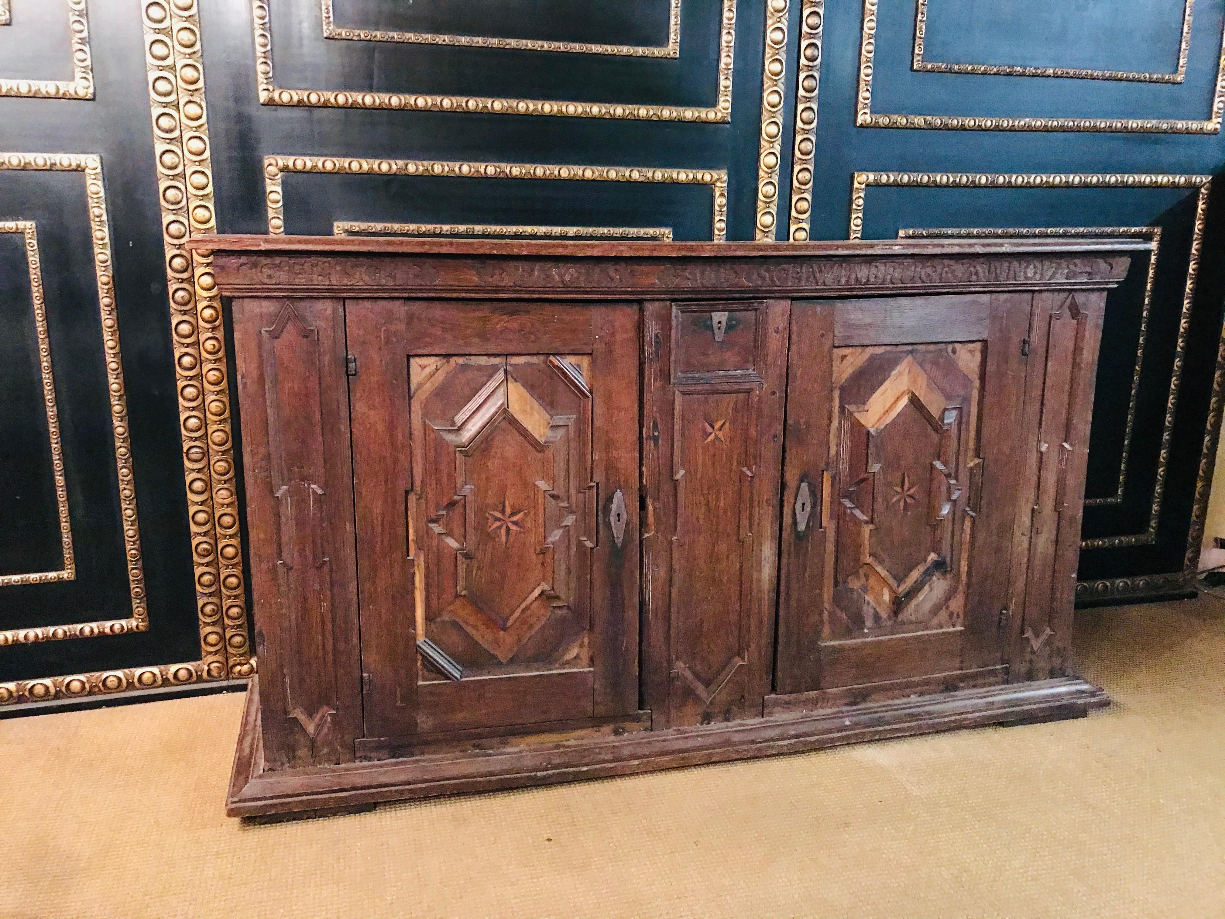 Castle furniture from Adelsbrsitz. Signed and dated solid oak.
Some strips are missing.
Signed.
Gehsche Buschs 
zu schwinbruge Anno 1784.