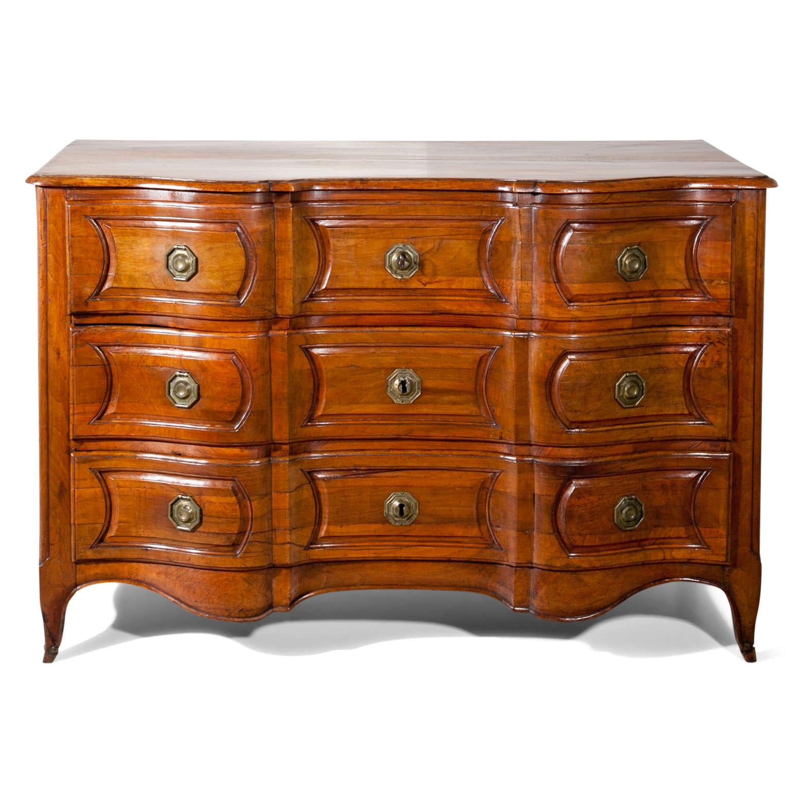 Three-drawered Baroque chest of drawers out of solid walnut. The body shows a serpentine front and a very beautiful patina.
