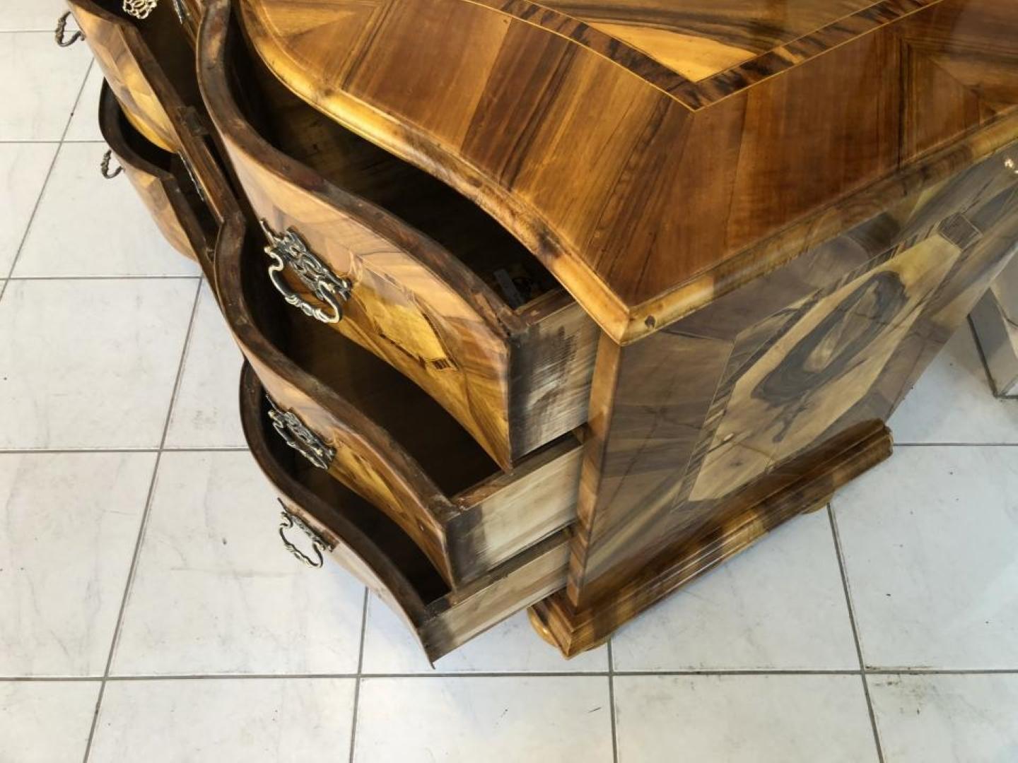 Baroque Chest of Drawers with Dreamlike Walnut Veneered Marquetry In Good Condition In Senden, NRW
