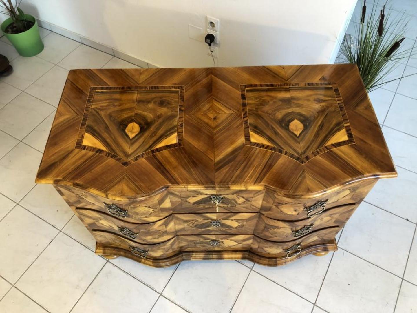 Austrian Baroque Chest of Drawers with Dreamlike Walnut Veneered Marquetry