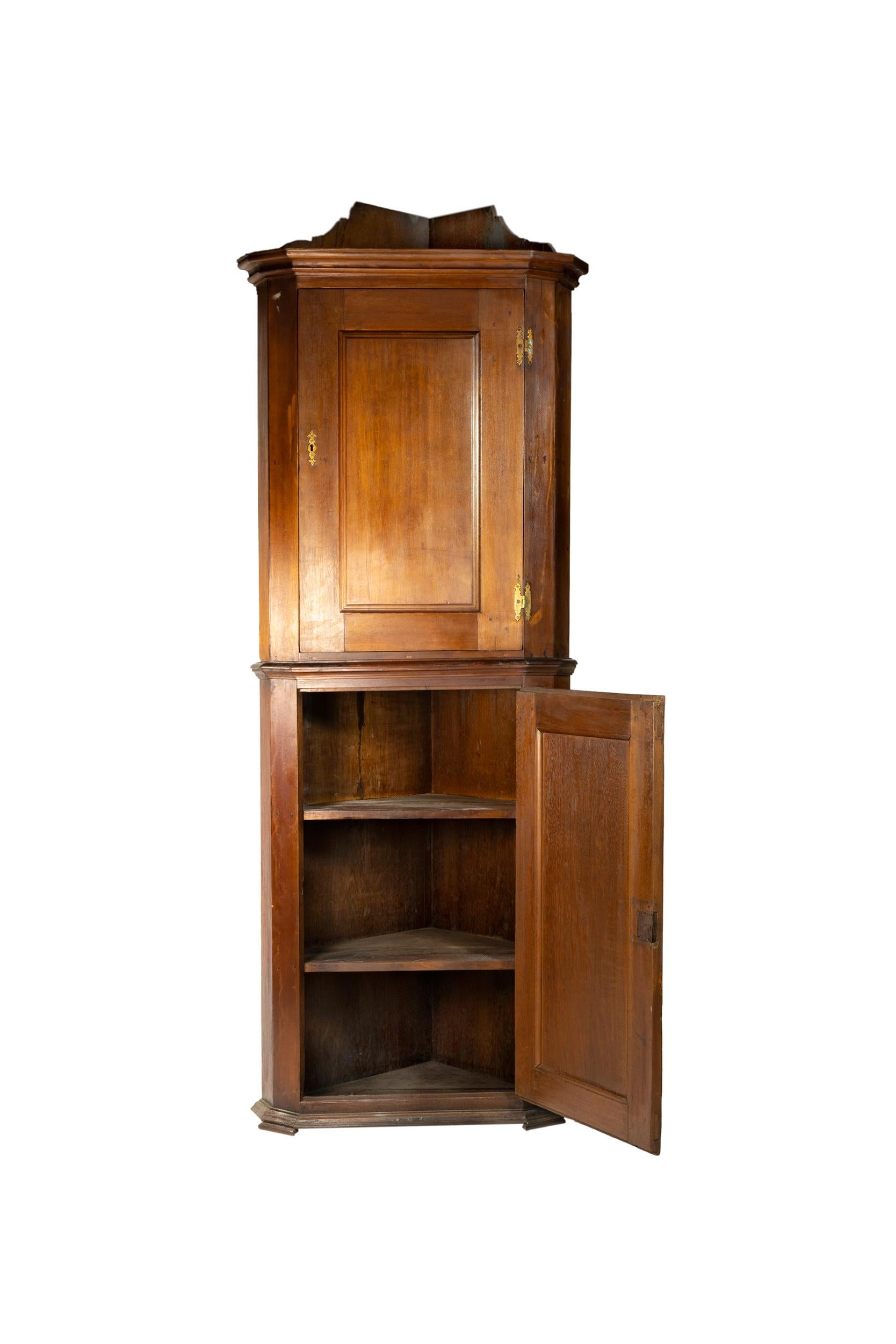 Ein diskreter Eckschrank, ein Stück portugiesischer Edelkastanie aus dem Jahr 1700, ein sehr präzise geschnitztes Holz, das von alten Handwerkern meisterhaft verwendet wurde. 
Ein massiver, zweitüriger Schrank aus der Barockzeit. 