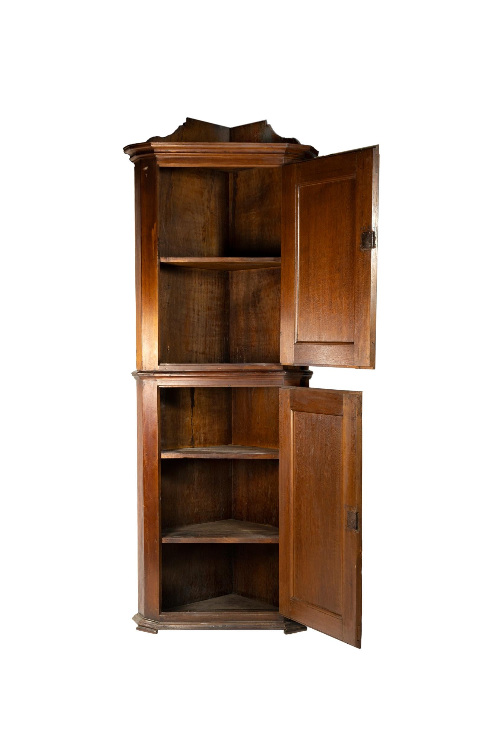 Eckschrank aus Kastanienholz im Barockstil, 18. Jahrhundert (Portugiesisch) im Angebot