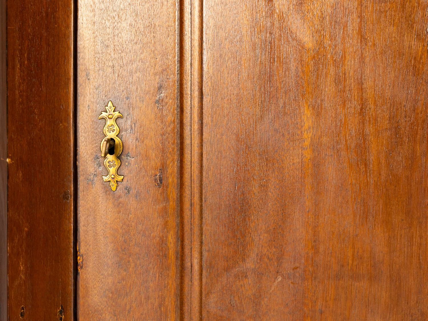 Eckschrank aus Kastanienholz im Barockstil, 18. Jahrhundert (18. Jahrhundert und früher) im Angebot