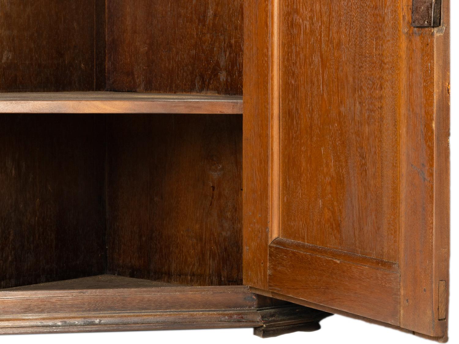 Eckschrank aus Kastanienholz im Barockstil, 18. Jahrhundert (Metall) im Angebot