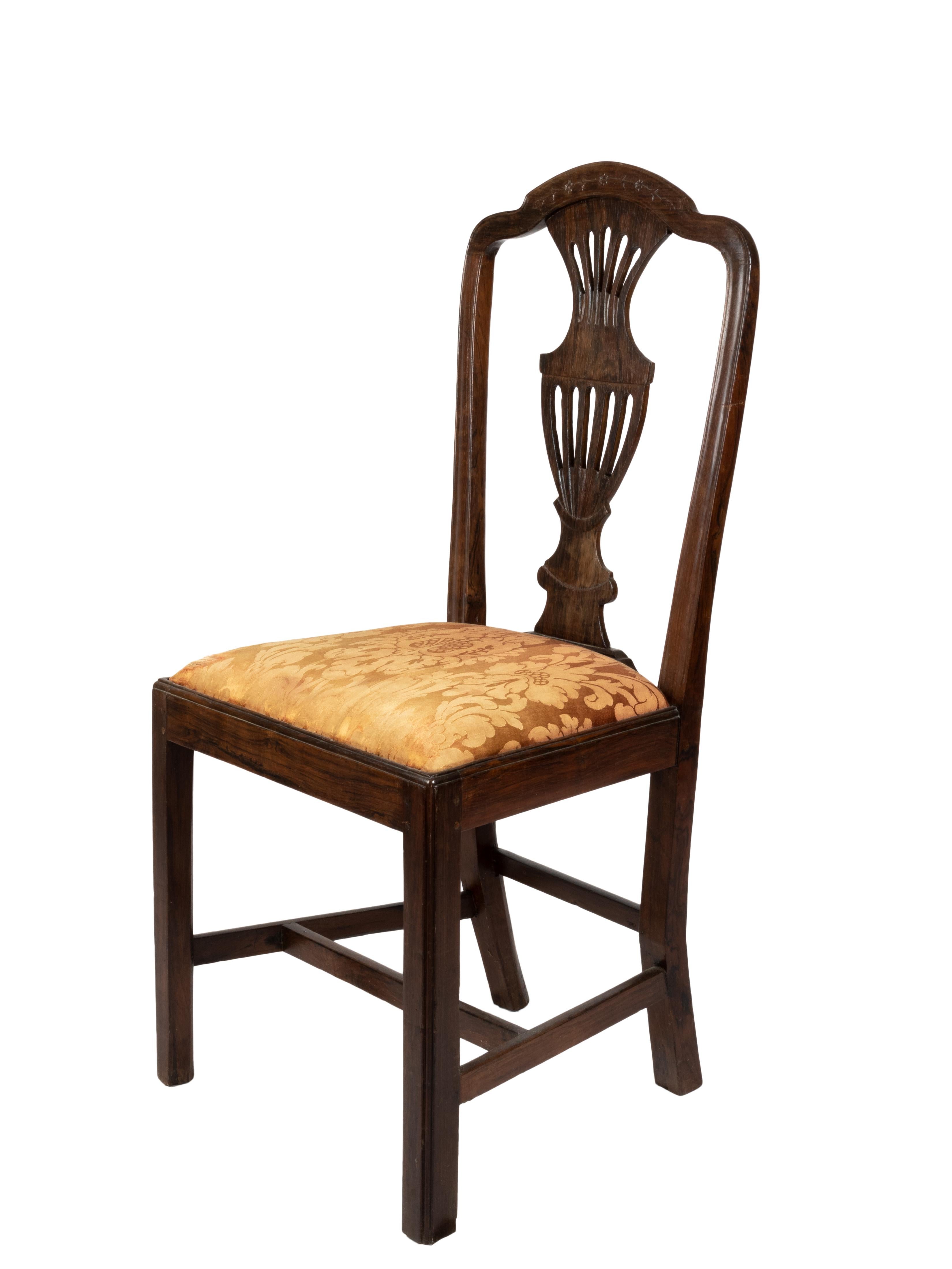 Cette chaise du XIXe siècle illustre le style élégant de Chippendale, avec un dossier en amphore gracieusement incurvé et orné d'une exquise tapisserie en damas. Elle a fait l'objet de soins méticuleux et a été récemment inspectée par un charpentier