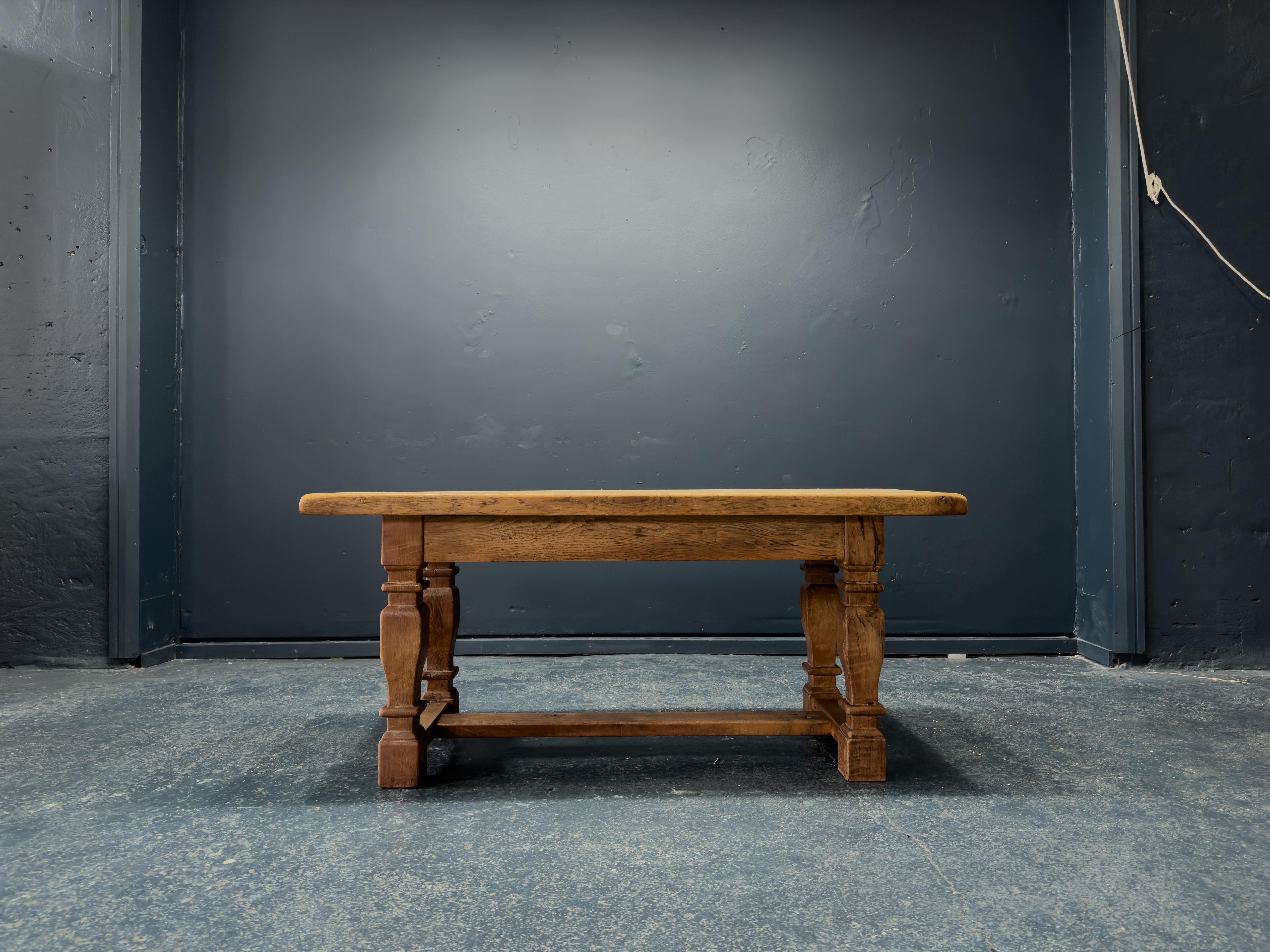 Questo tavolo in rovere massiccio è un pezzo meraviglioso, realizzato in stile barocco e caratterizzato da splendidi dettagli intagliati sulle gambe. Grazie alle sue dimensioni e all'altezza uniche, questo elegante tavolo compatto è molto versatile